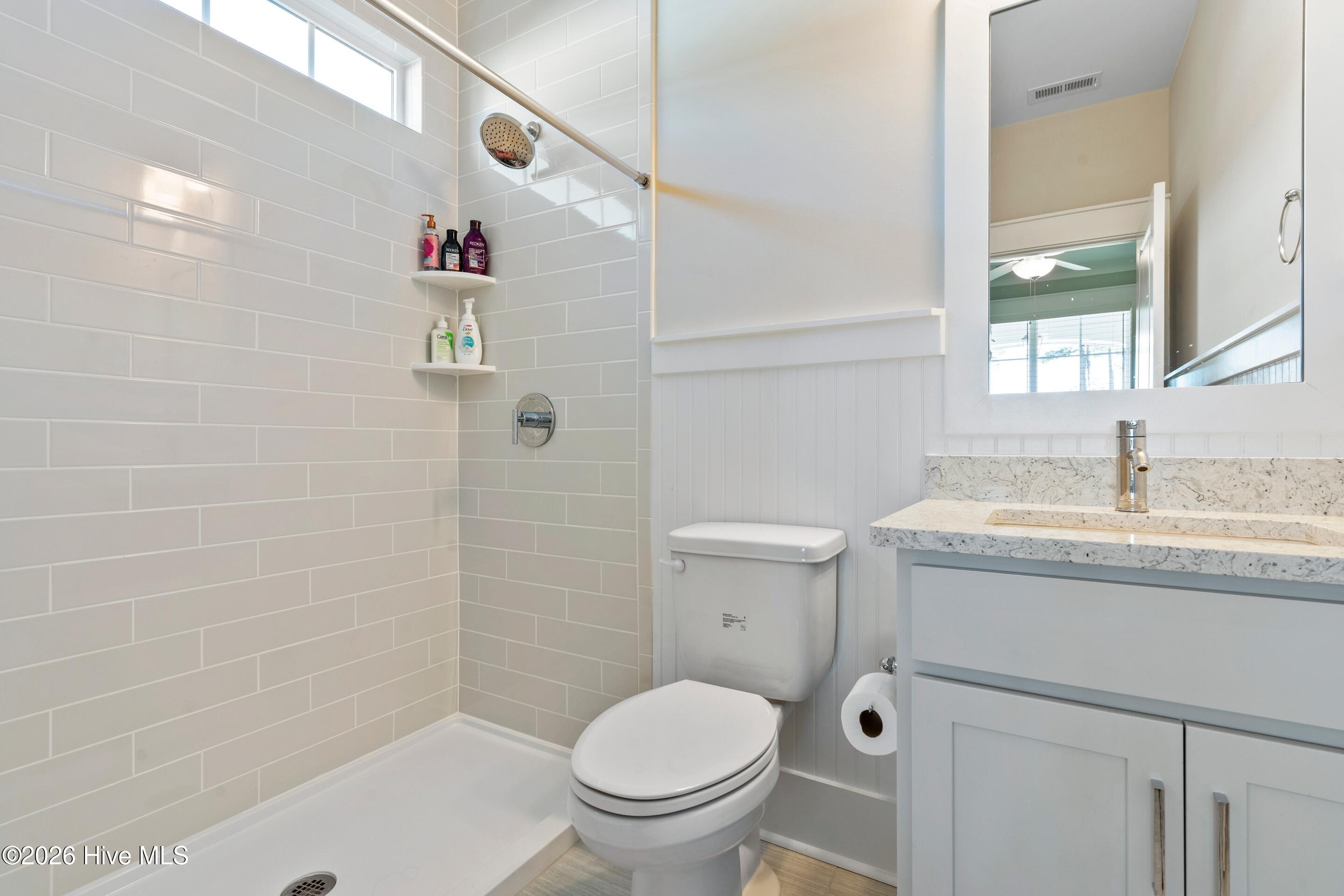 100549820 | Photo 24