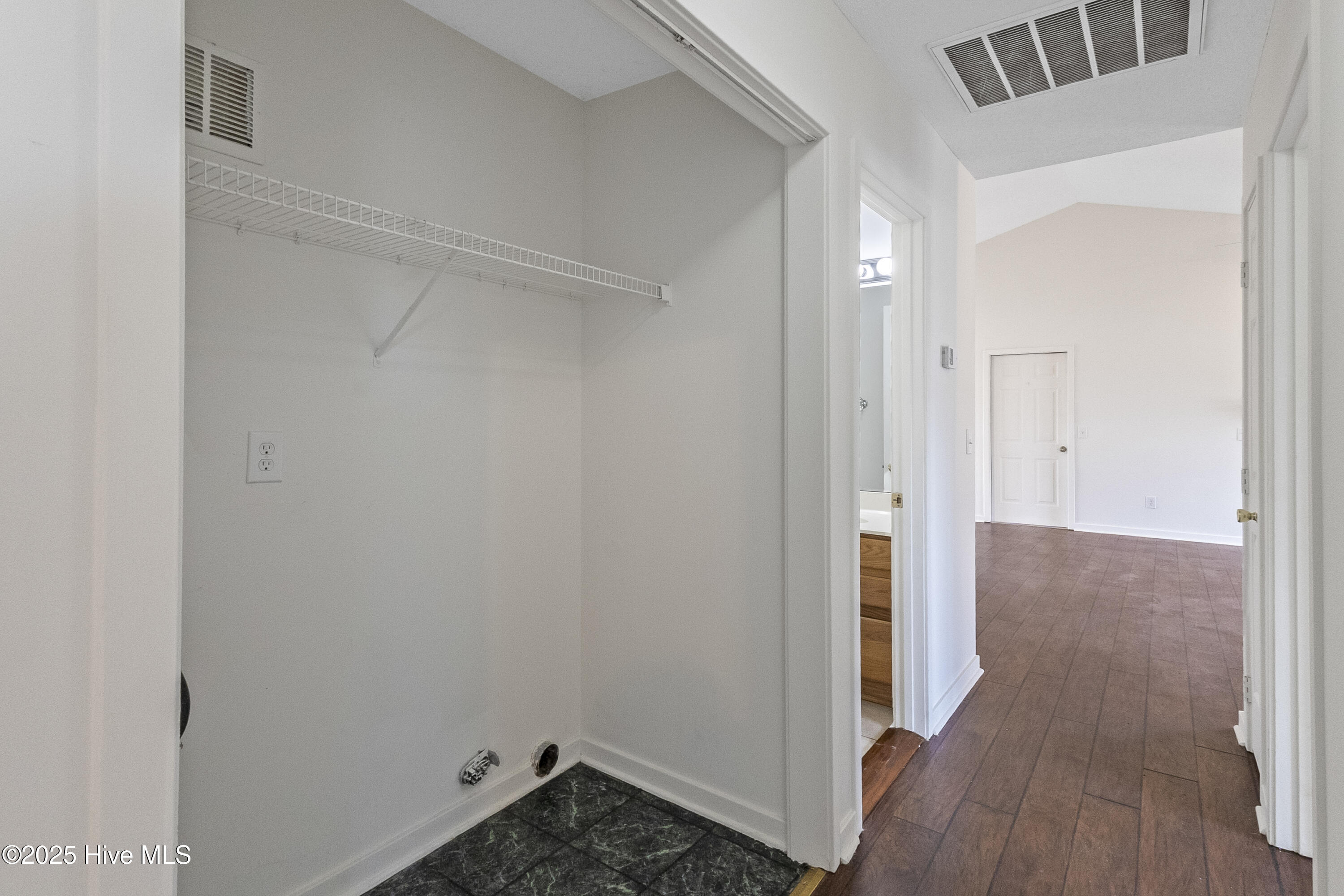 100546767 | Photo 16