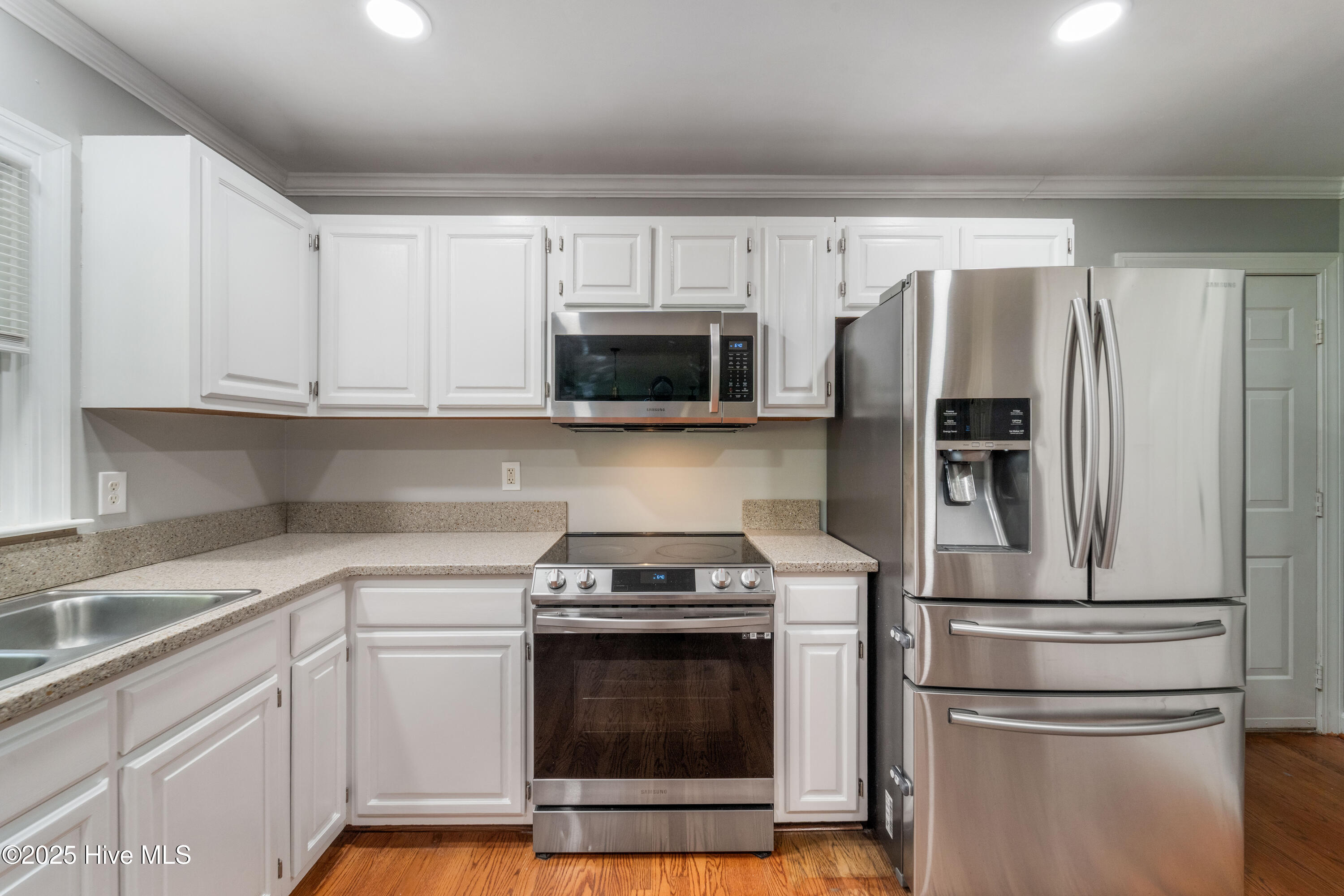 100527968 | Photo 35