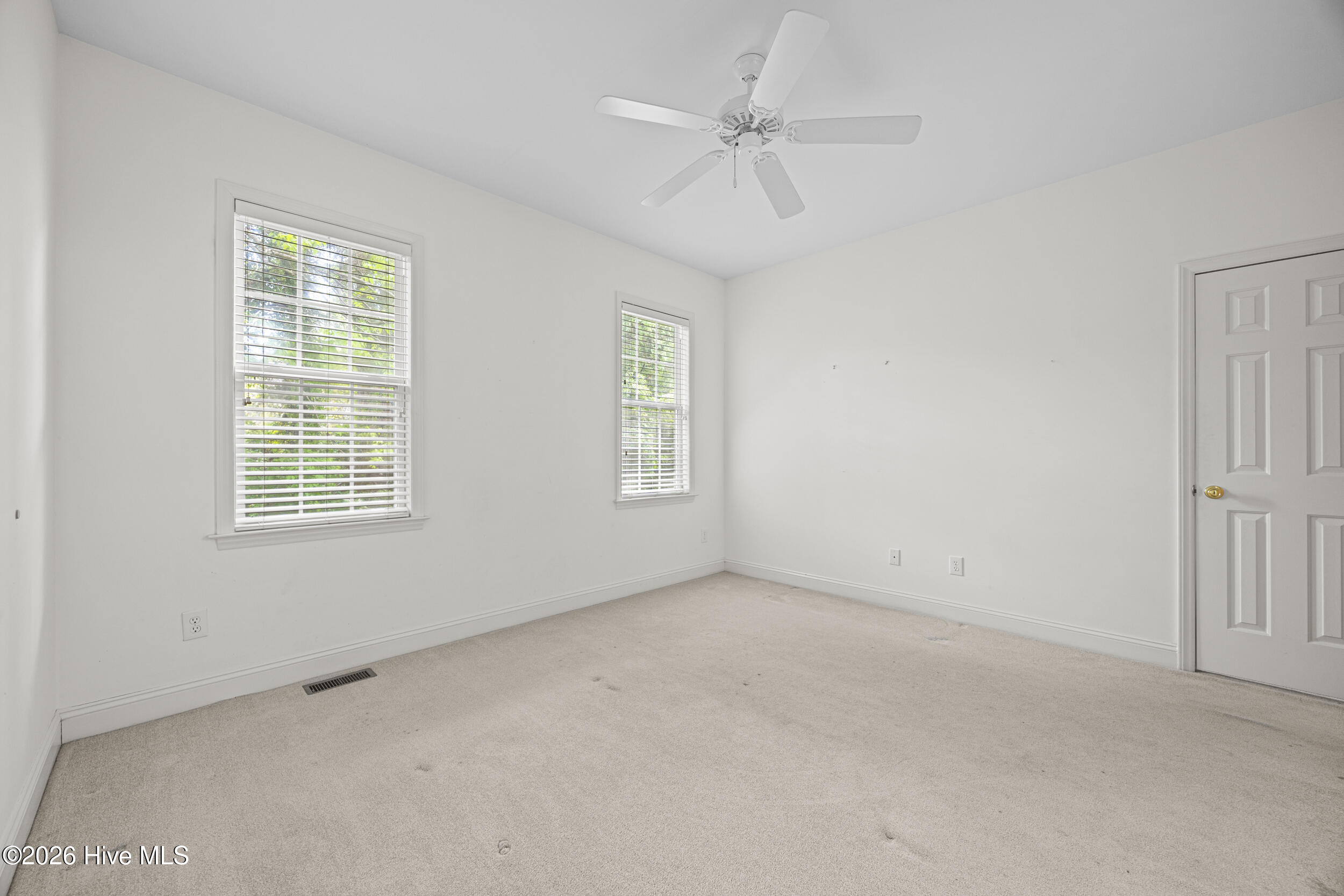 100569840 | Photo 37