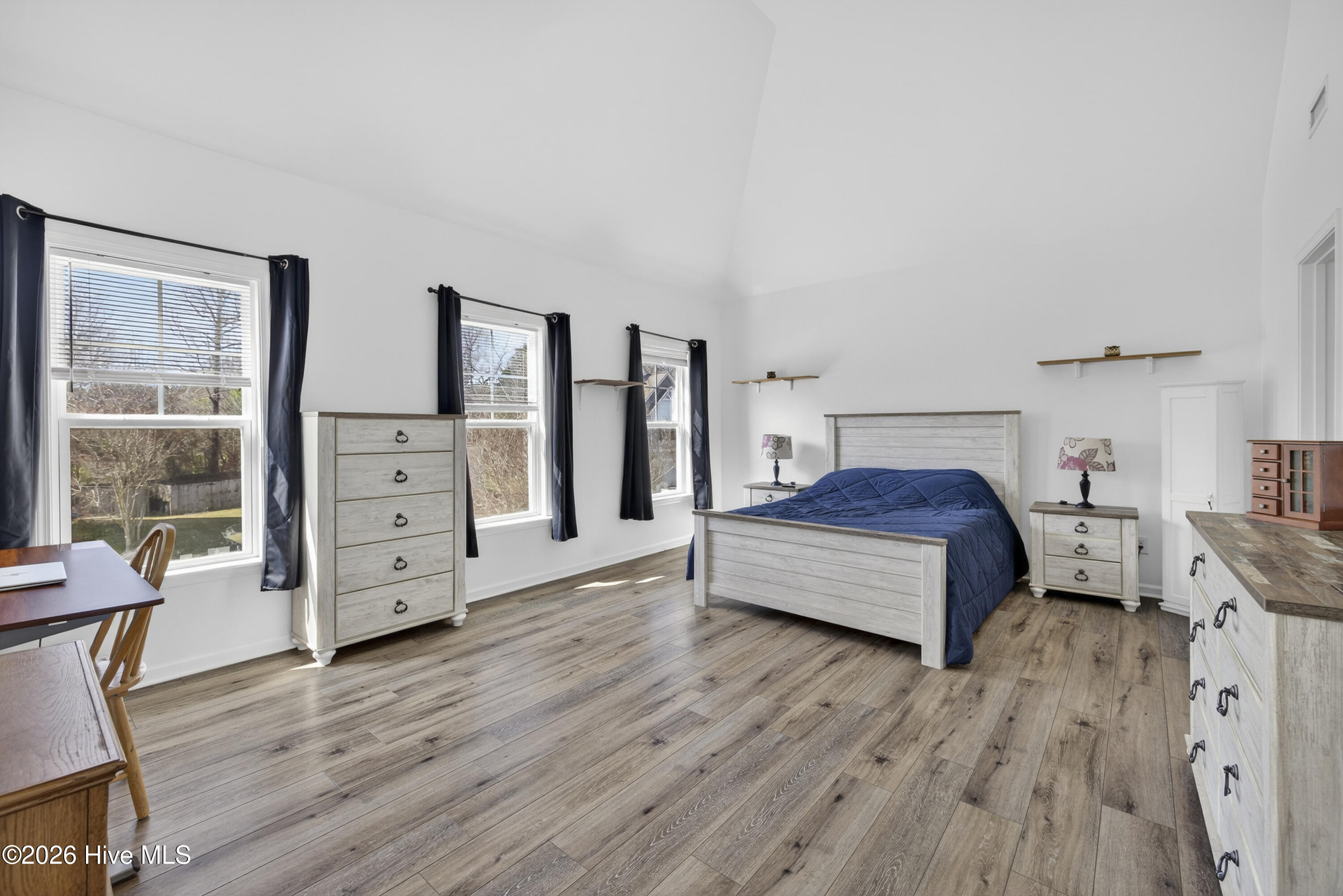 100560873 | Photo 26