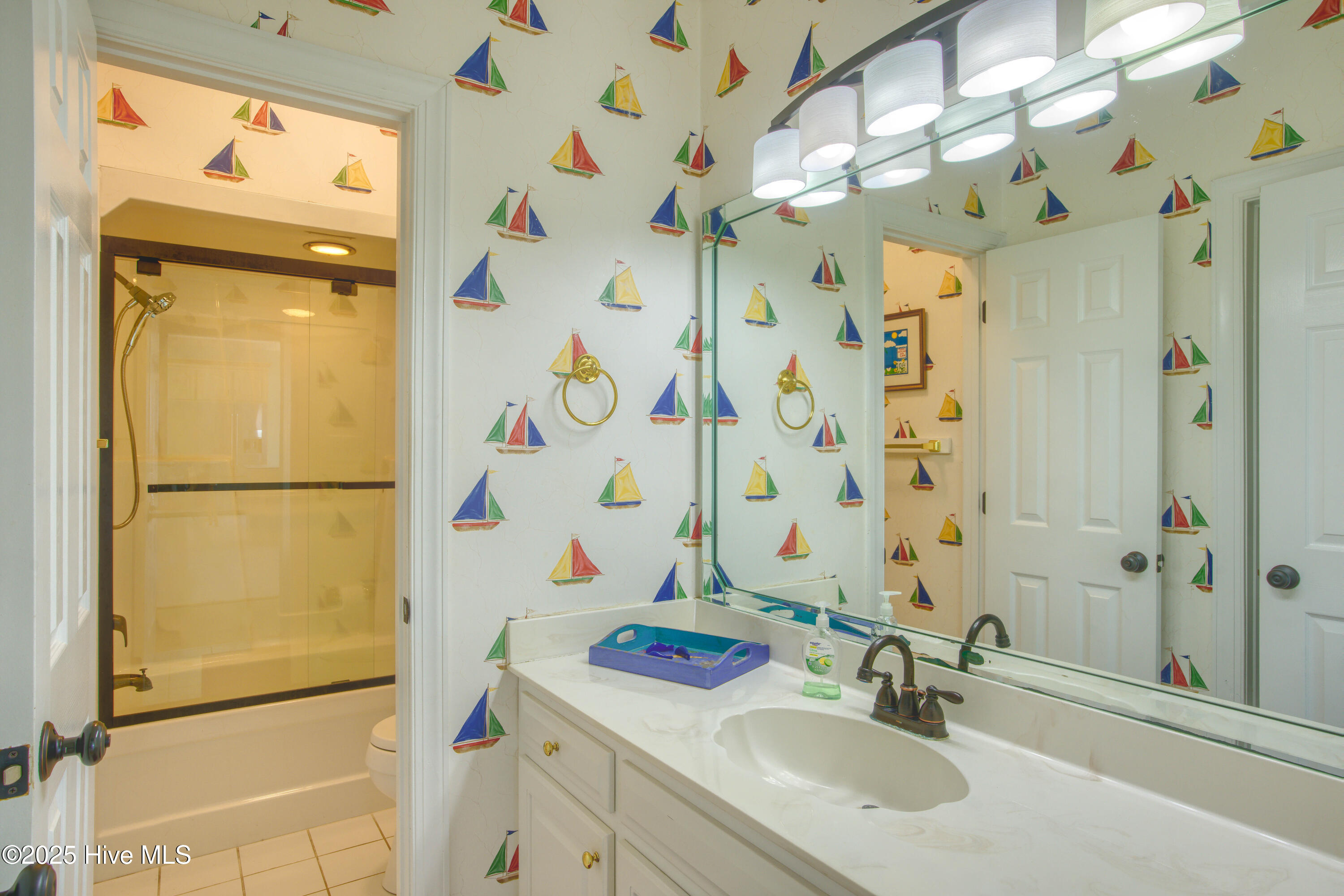 100563112 | Photo 30