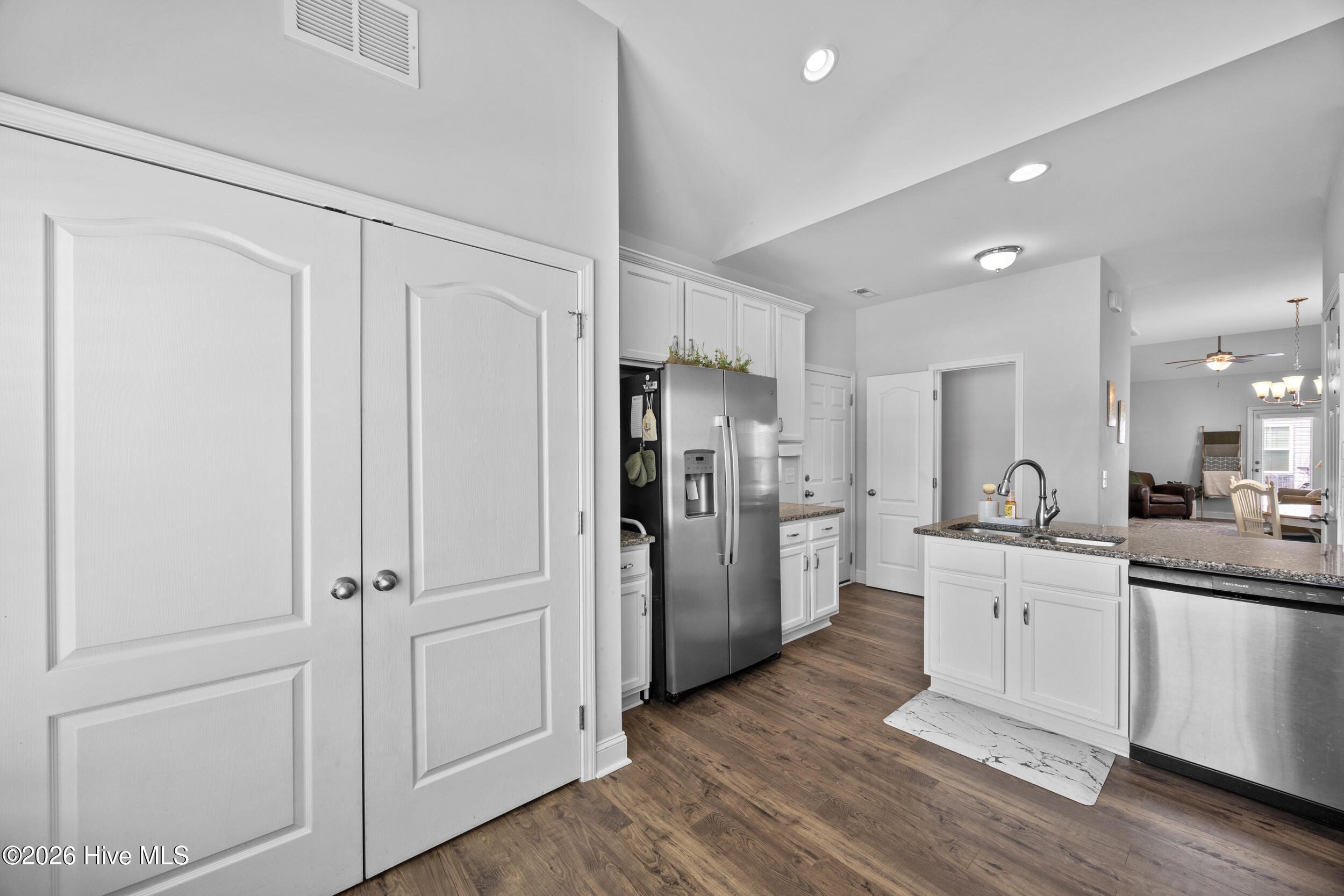 100555310 | Photo 16