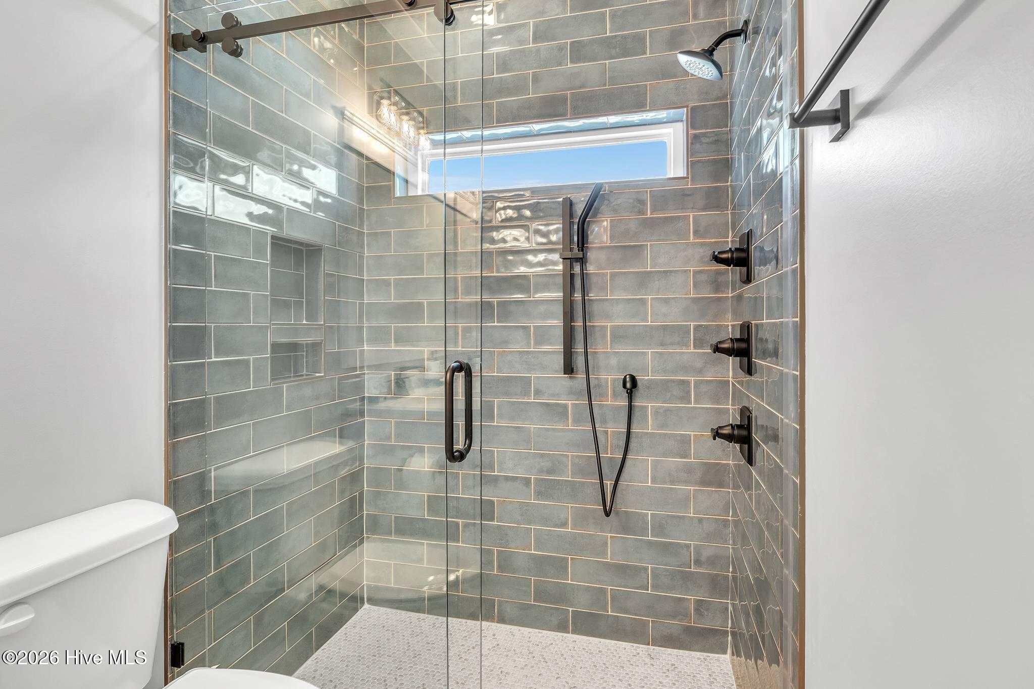 100558345 | Photo 94