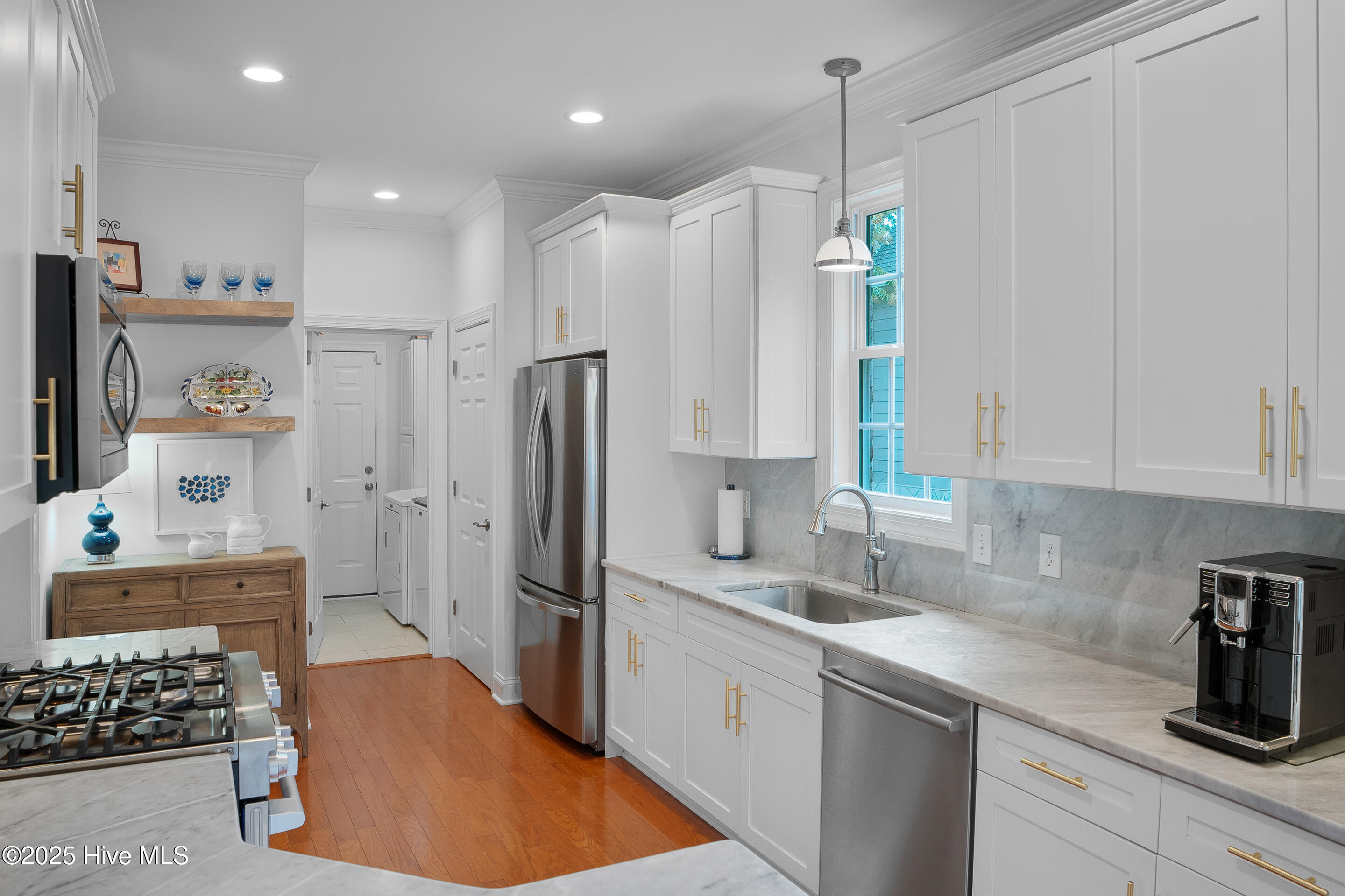 100526851 | Photo 18