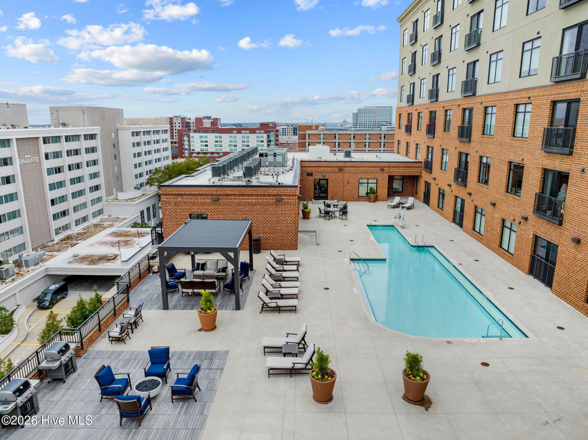 100565283 | Photo 41