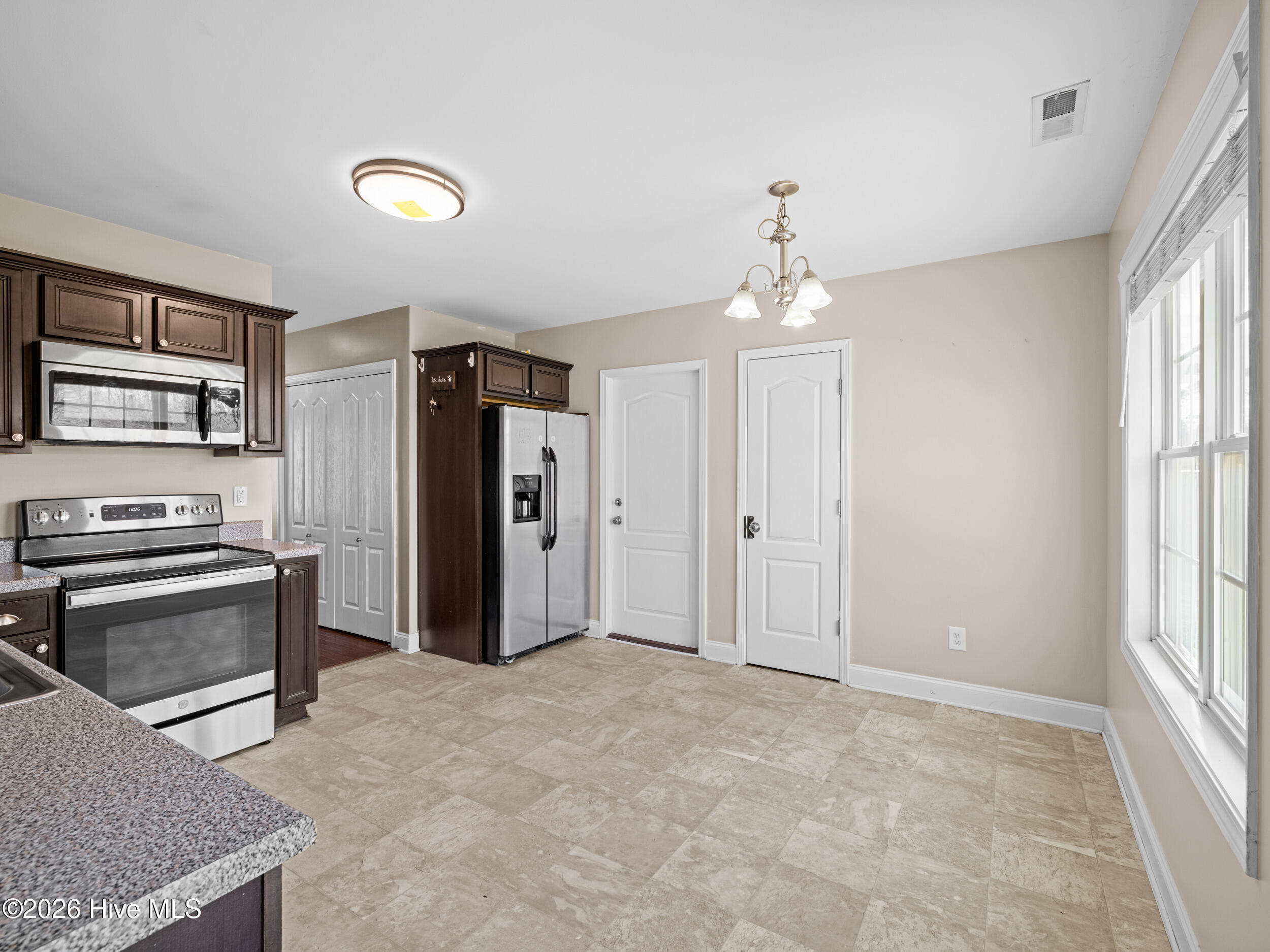 100549292 | Photo 22