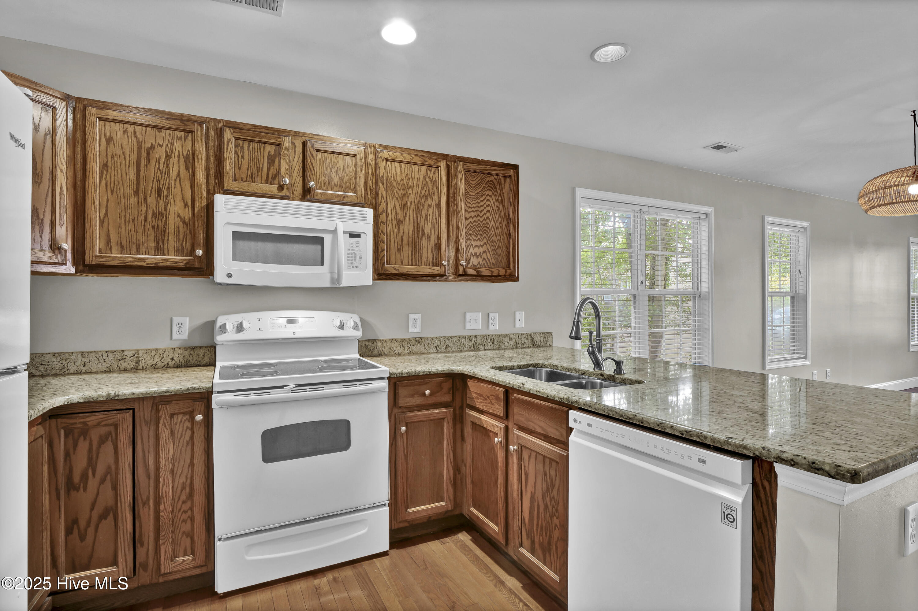 100531492 | Photo 12