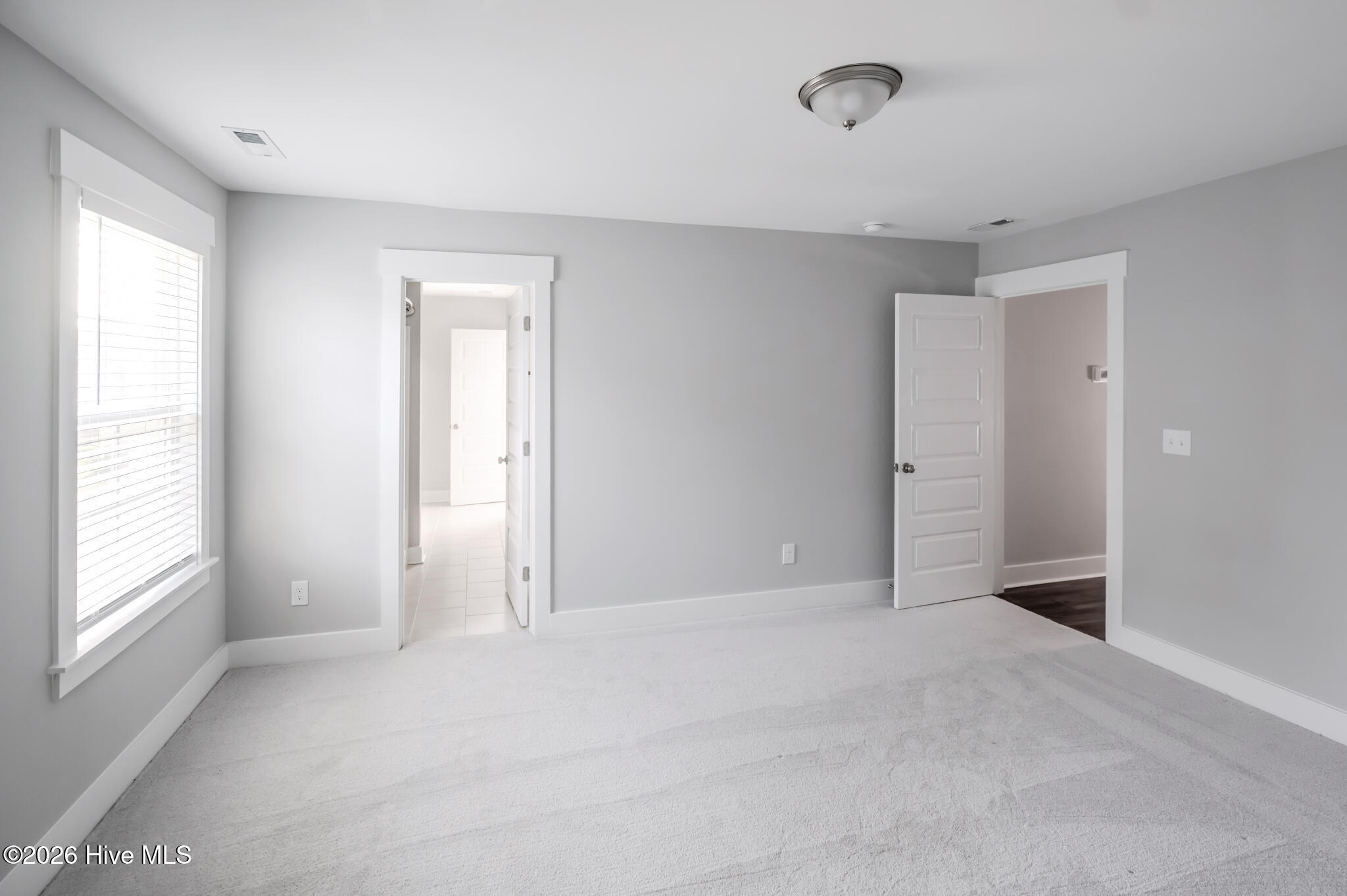 100567790 | Photo 48