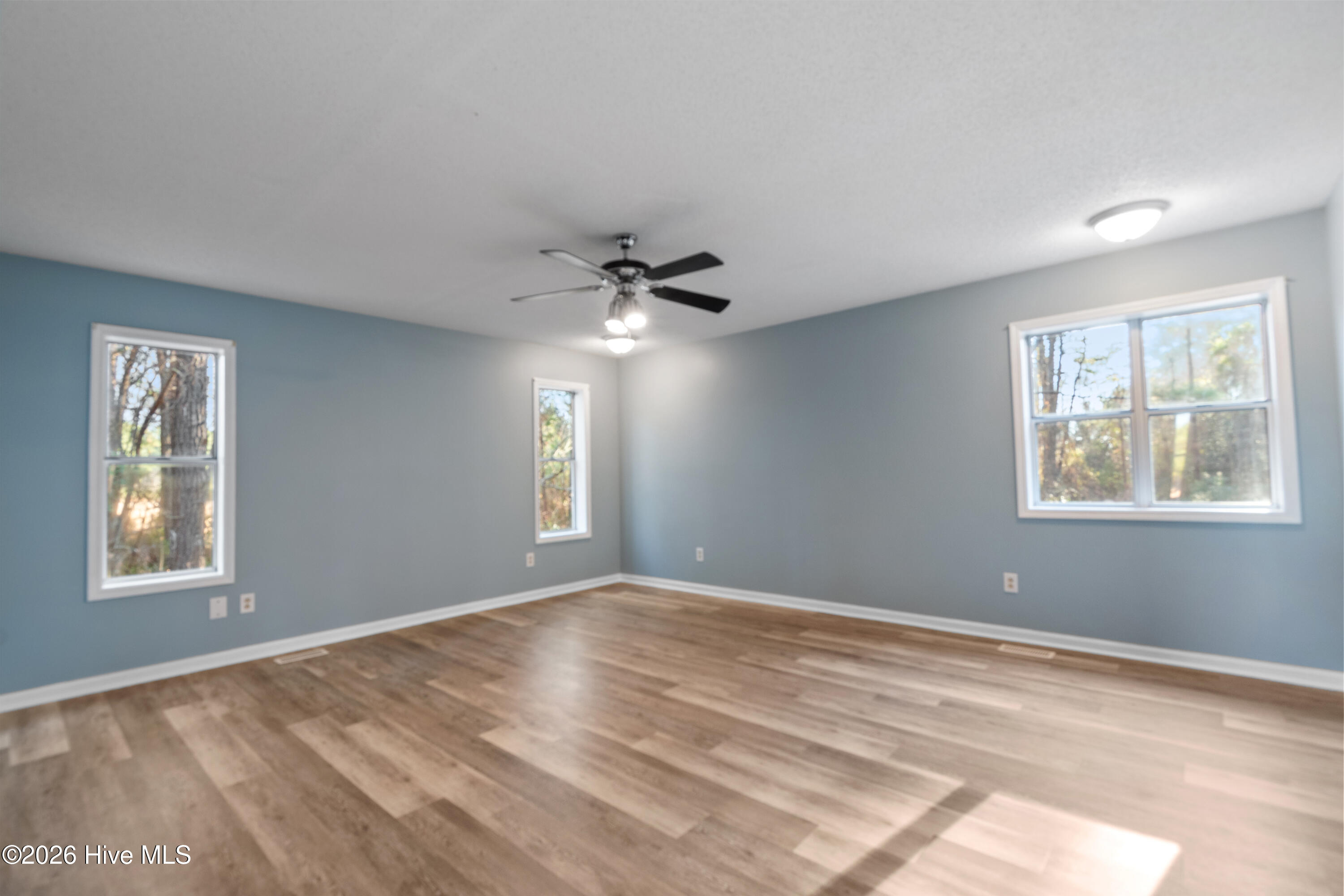 100549845 | Photo 14