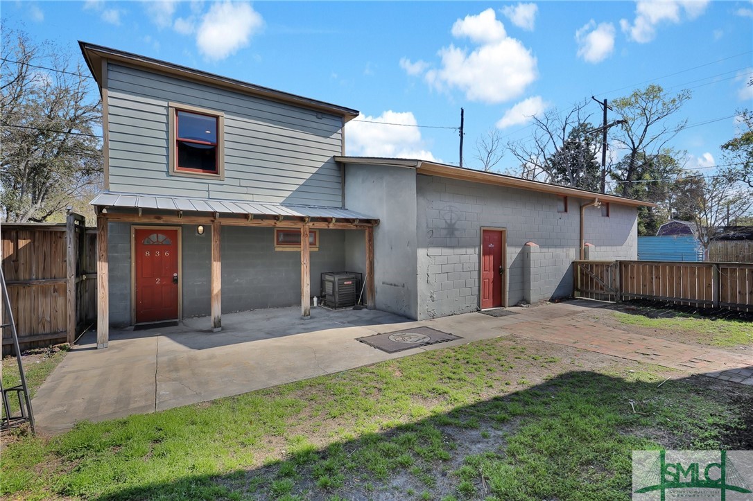 carriage house on left, detached workshop/garage o