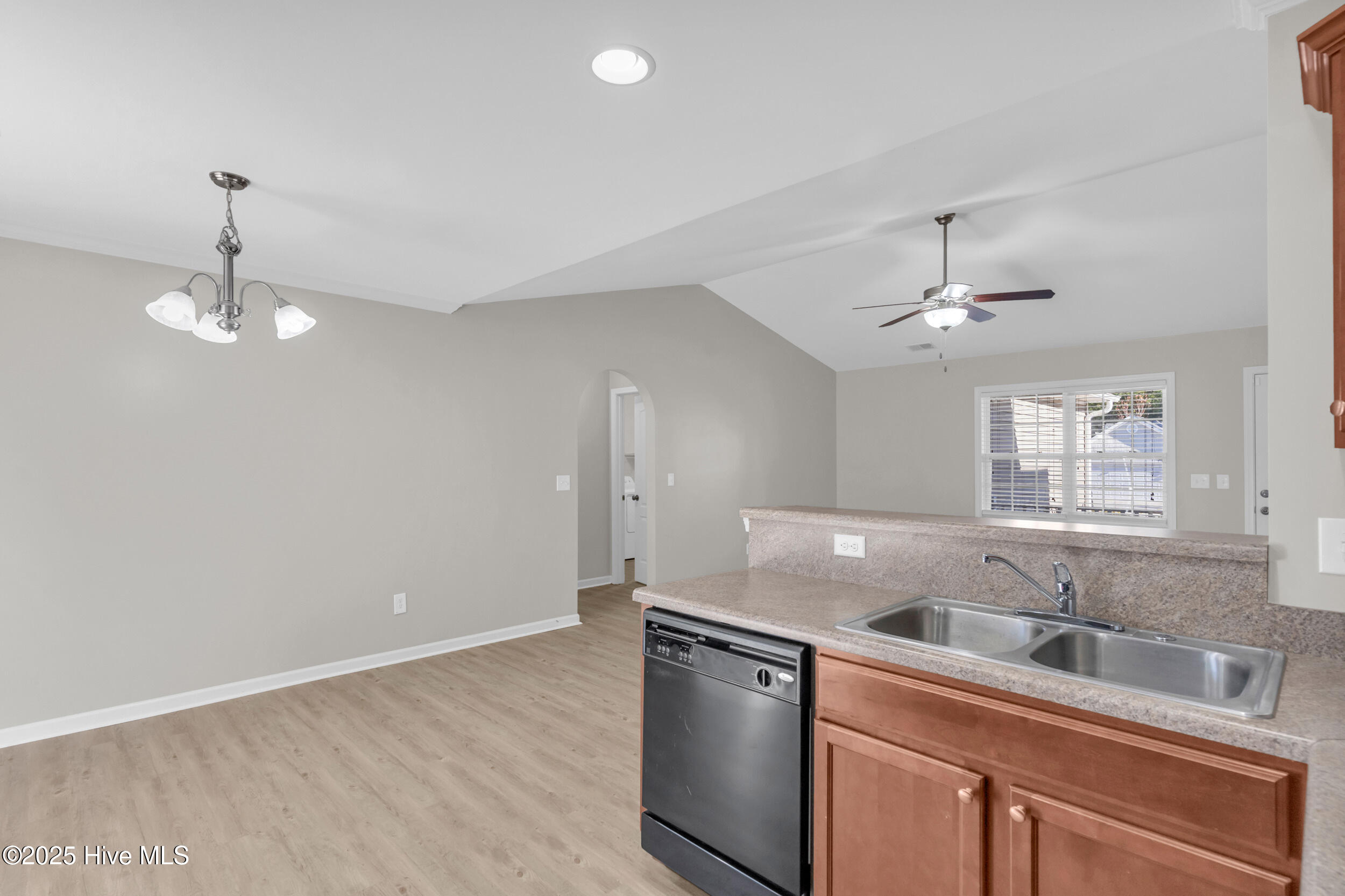 100545882 | Photo 11