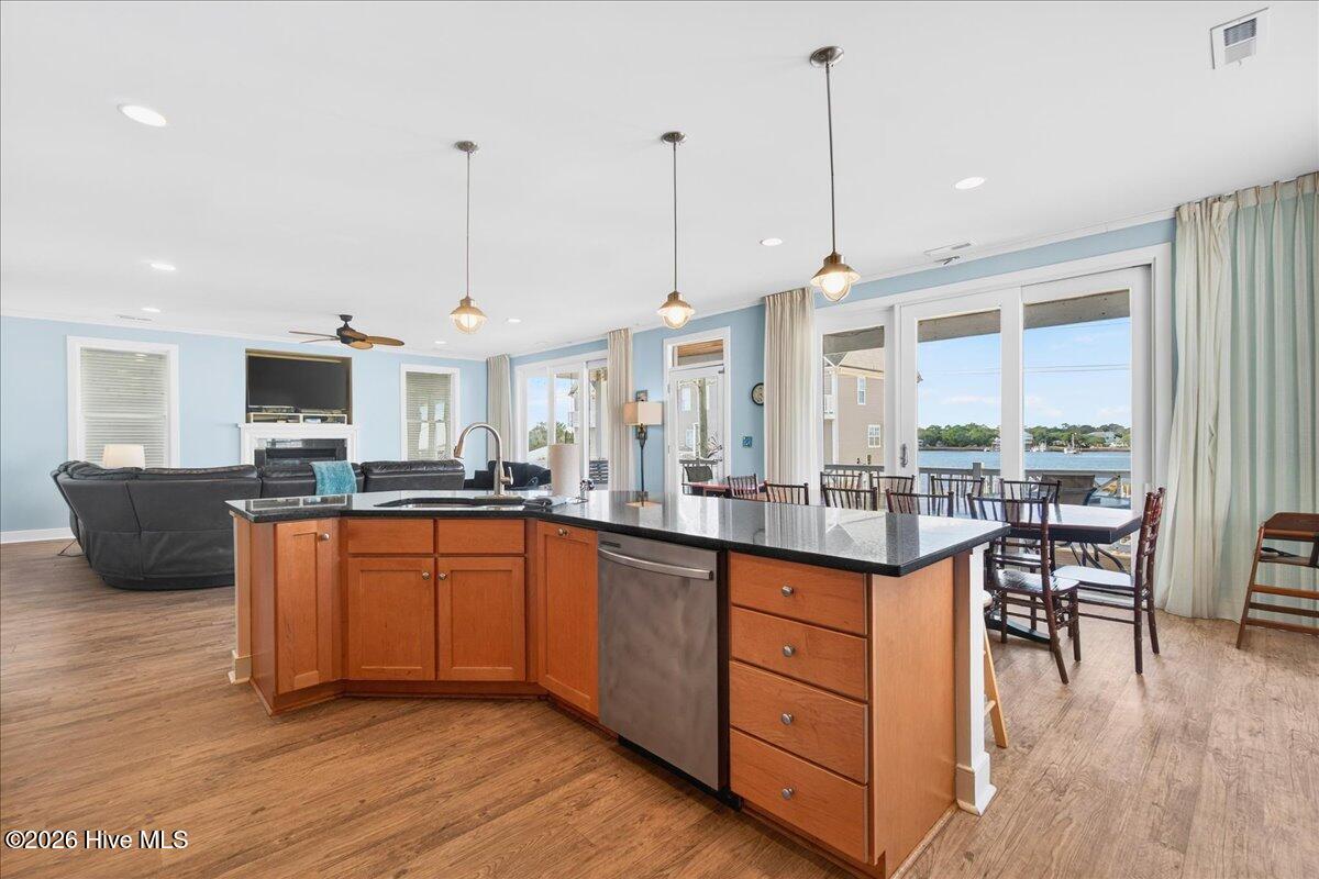 100549293 | Photo 49