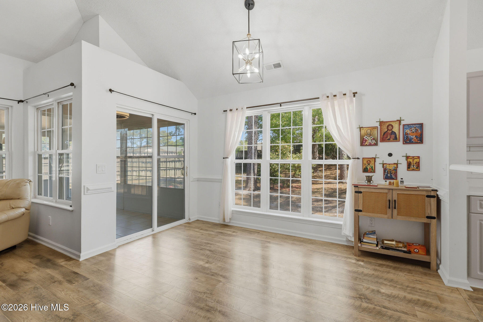 100568972 | Photo 22