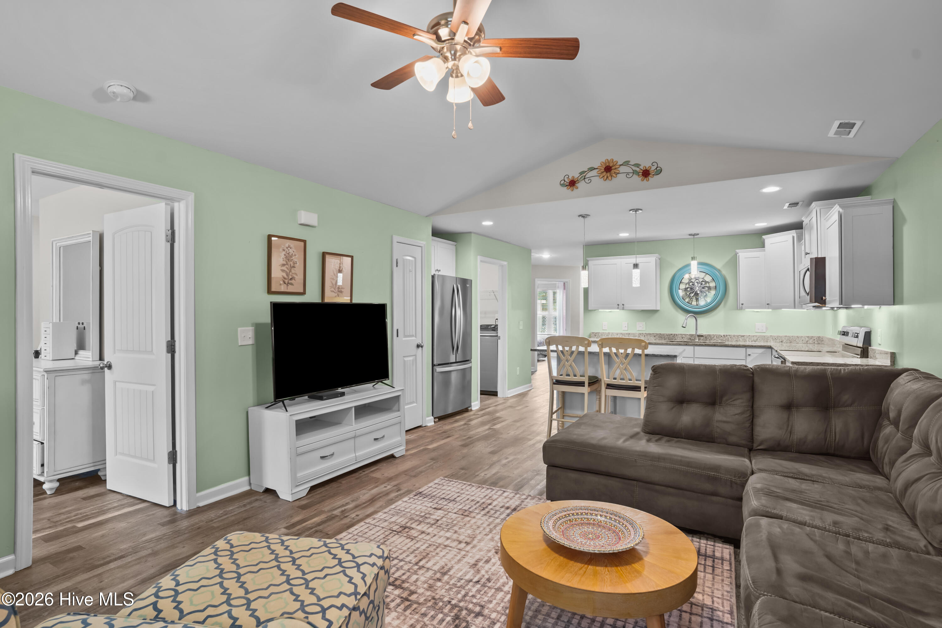 100570645 | Photo 10