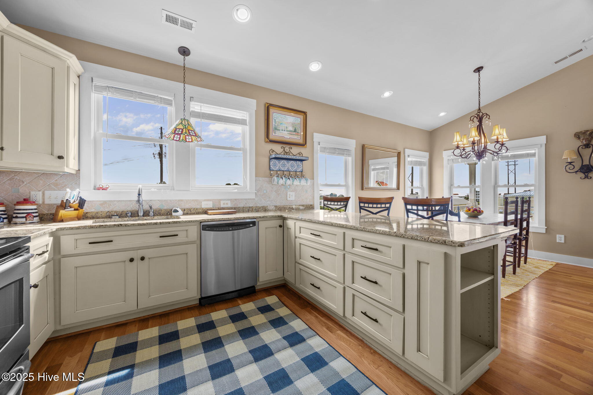 100525610 | Photo 22