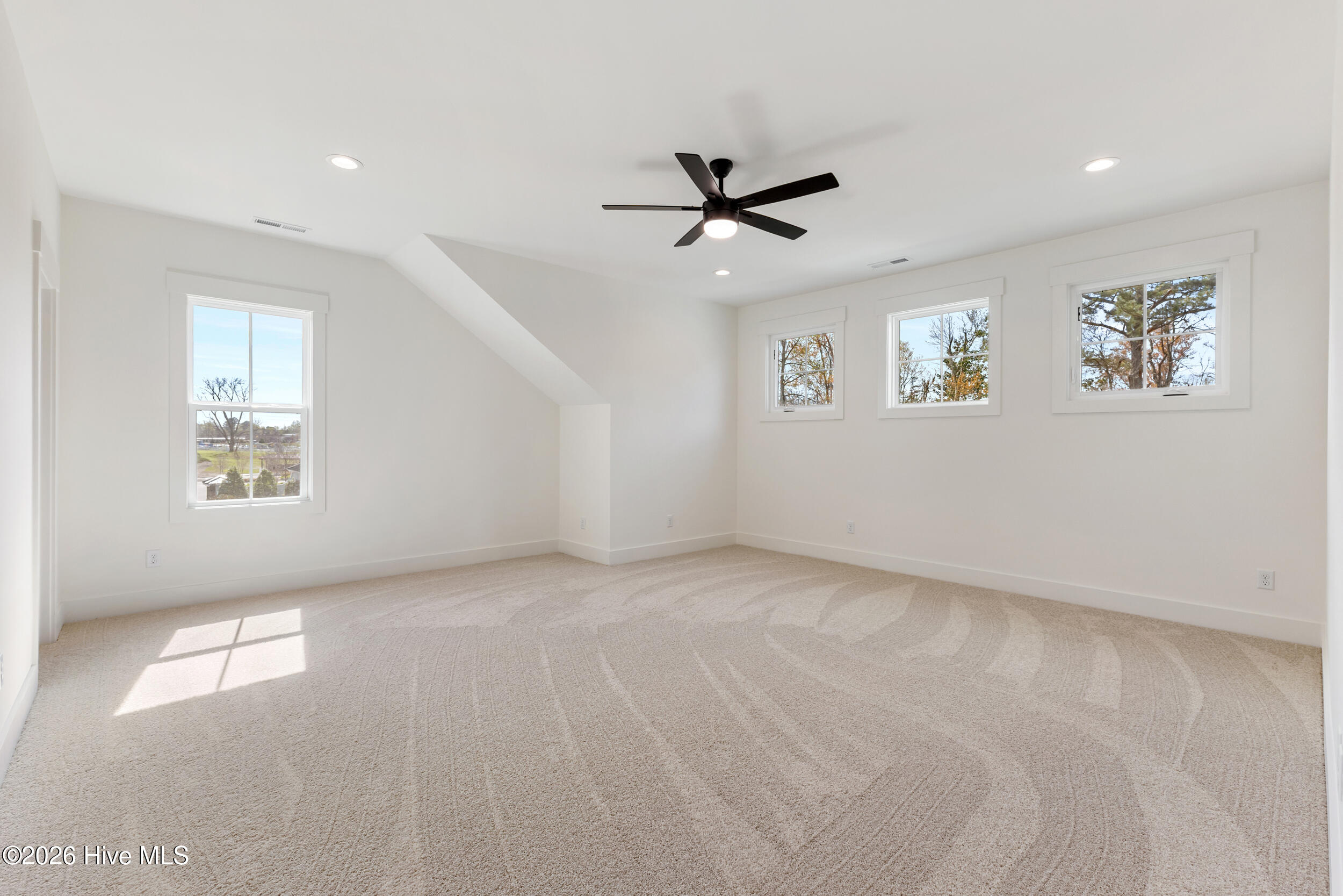 100561477 | Photo 35