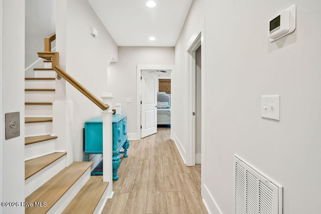 100561001 | Photo 22