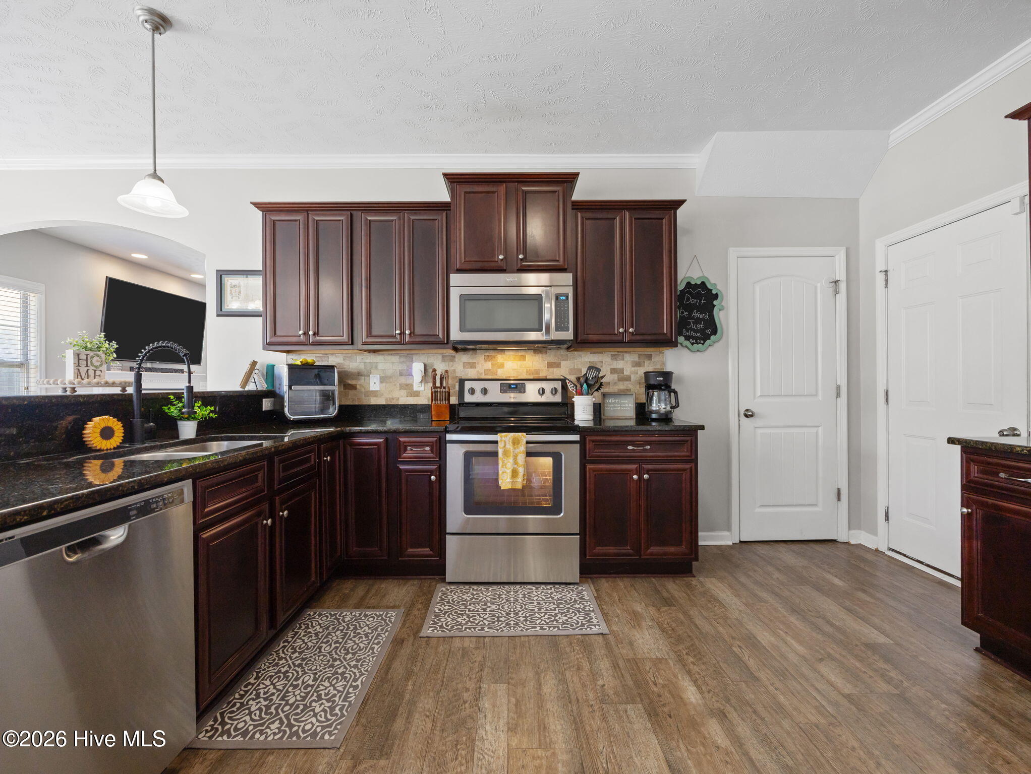 100566701 | Photo 23