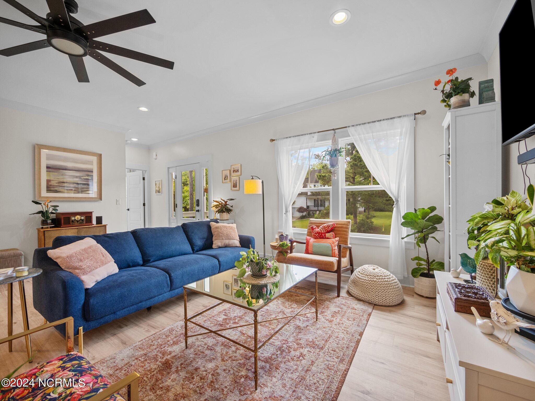 100560825 | Photo 16