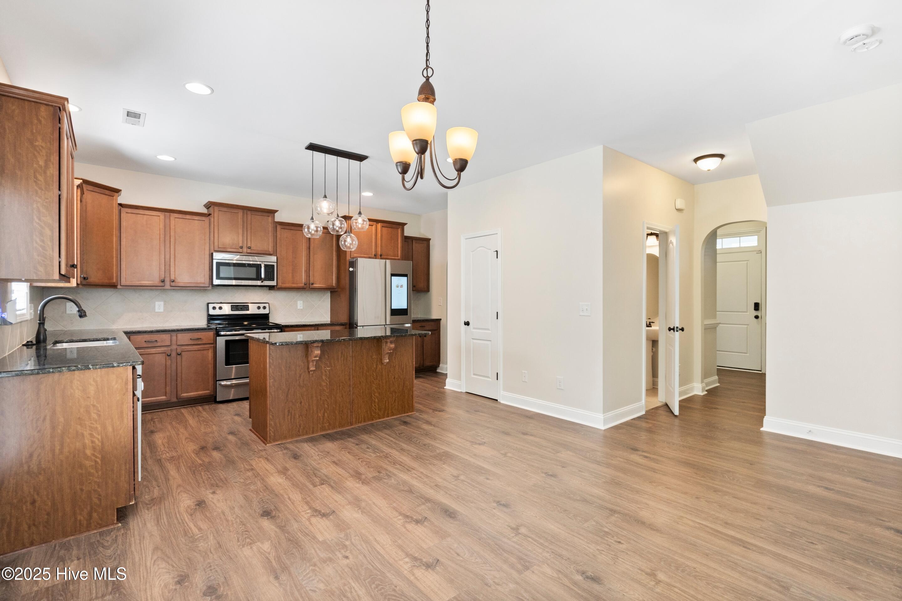 100506329 | Photo 14