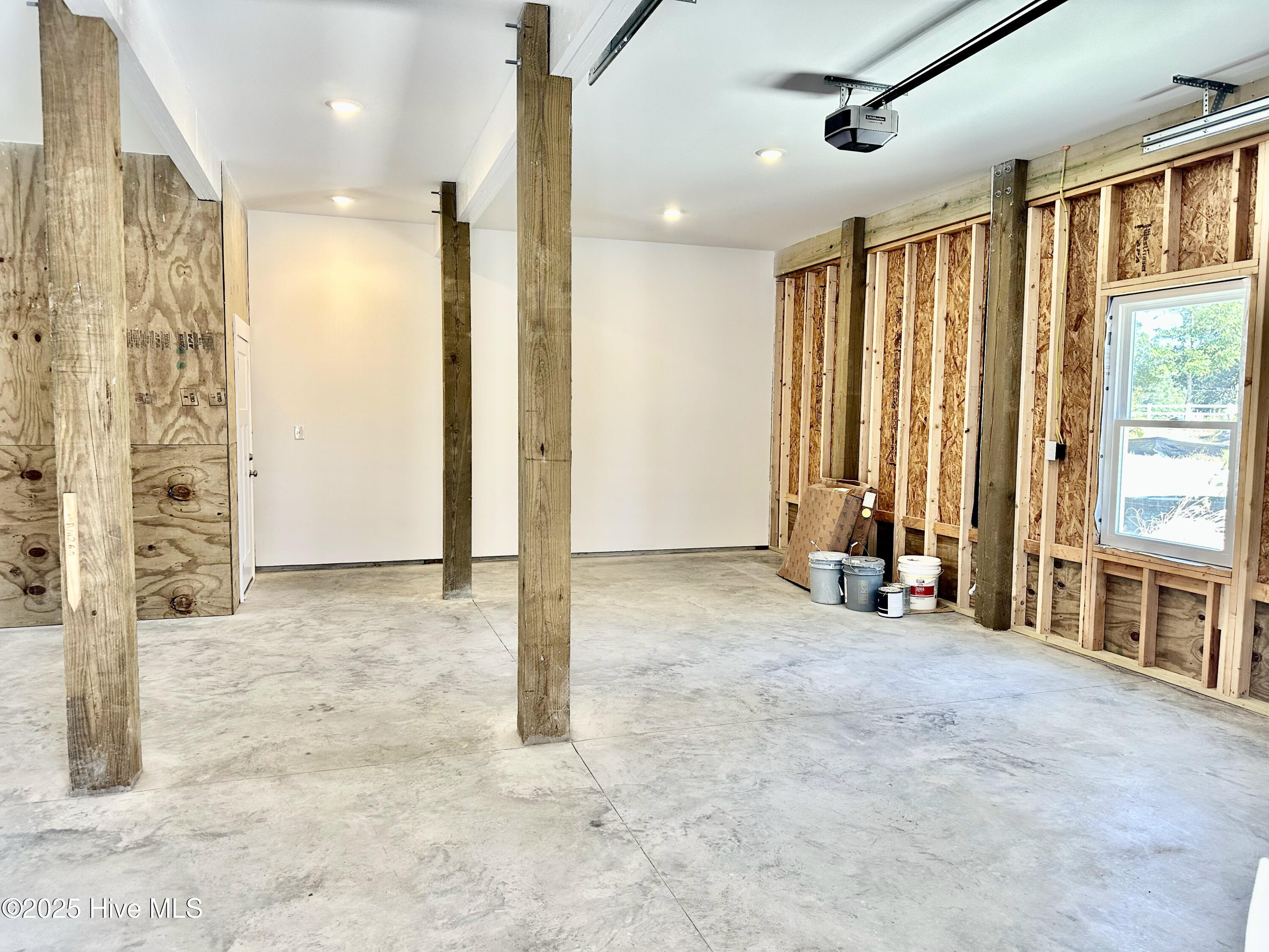 100537365 | Photo 38