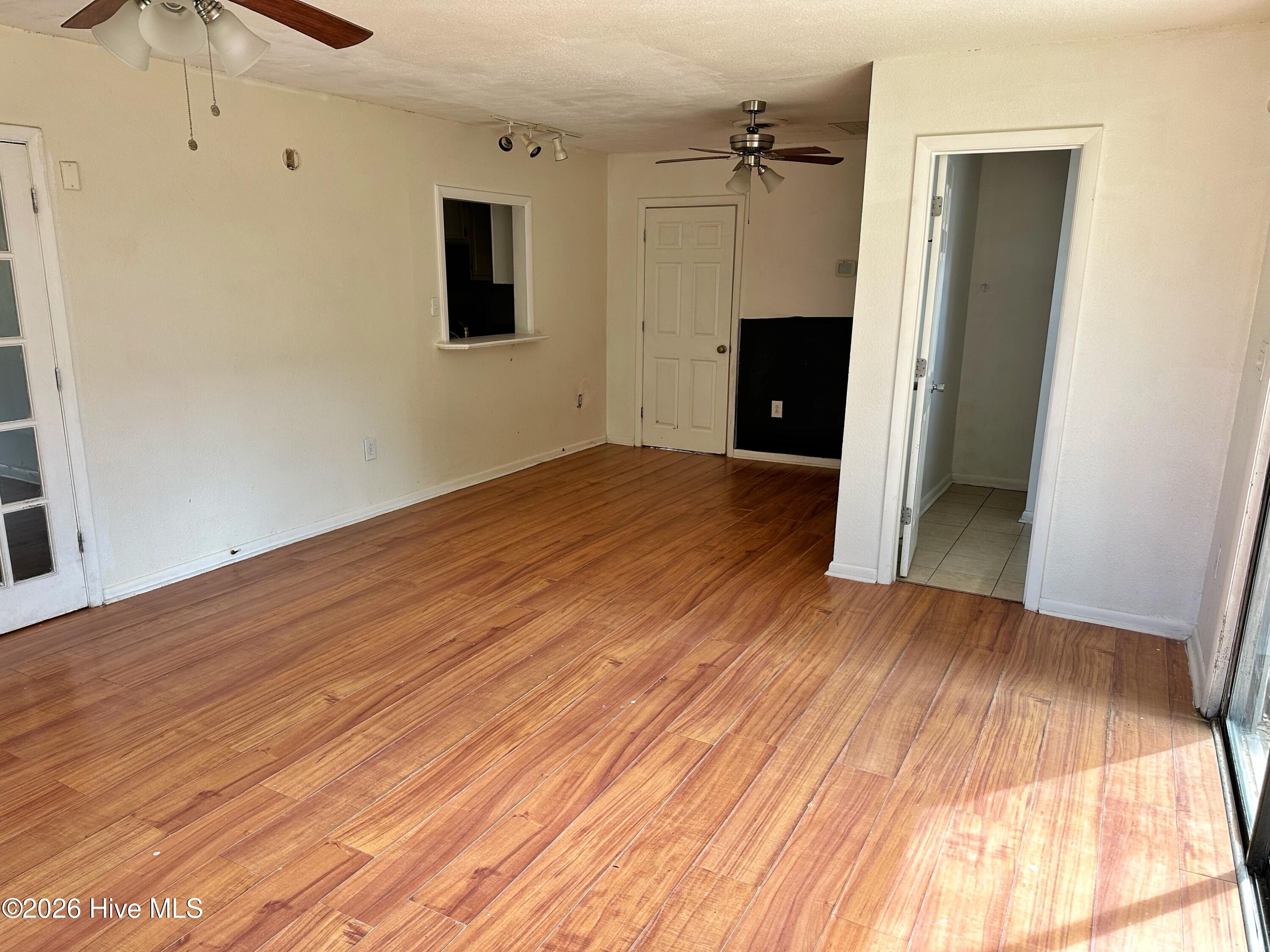 100568099 | Photo 15