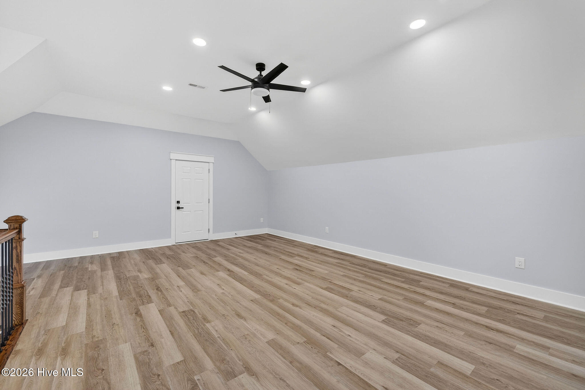 100548792 | Photo 64