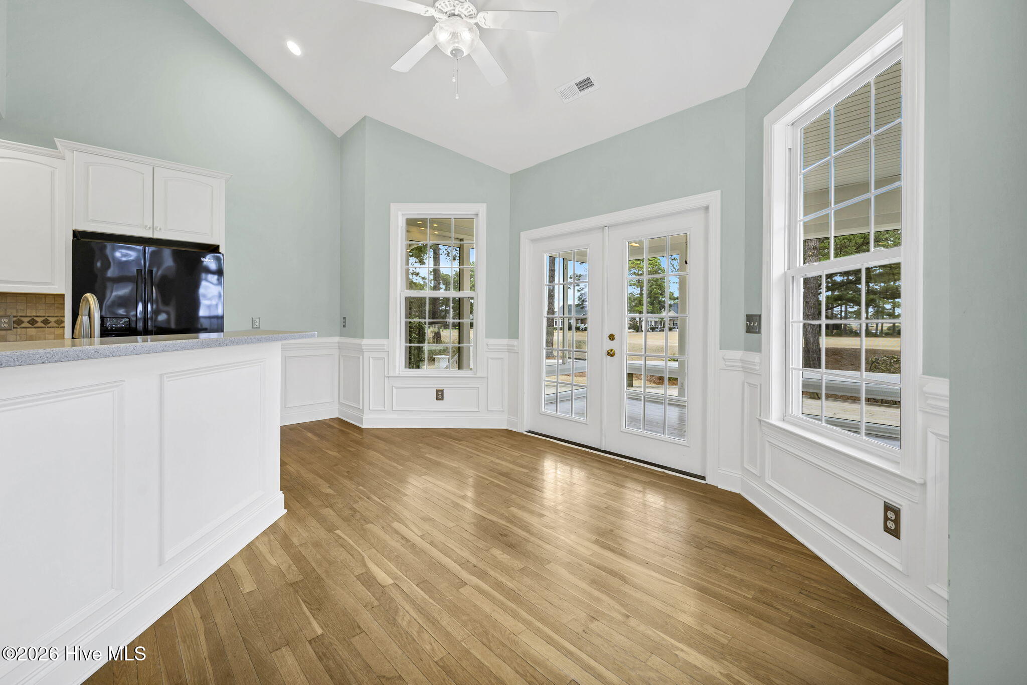 100557033 | Photo 17