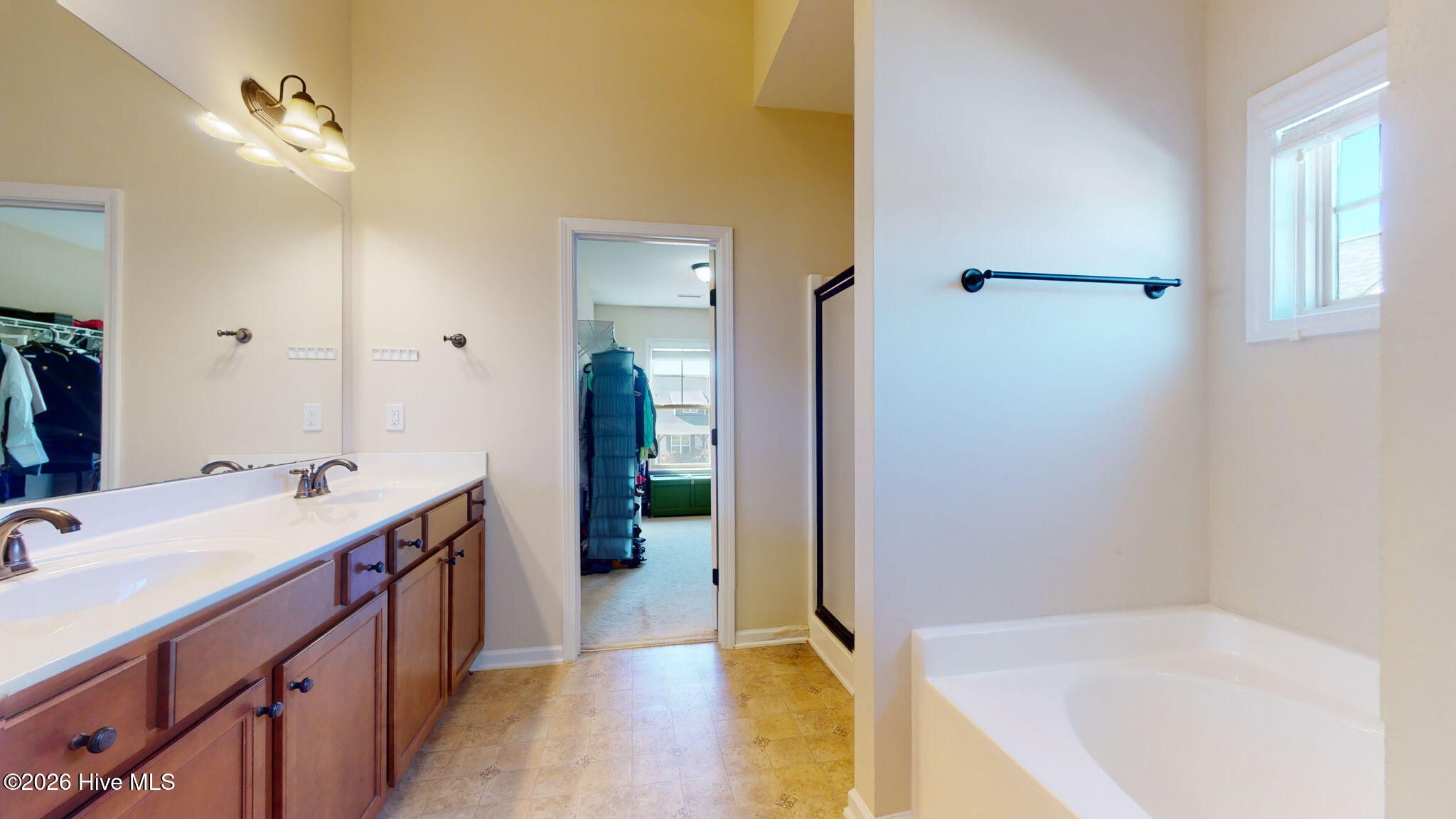 100558979 | Photo 23