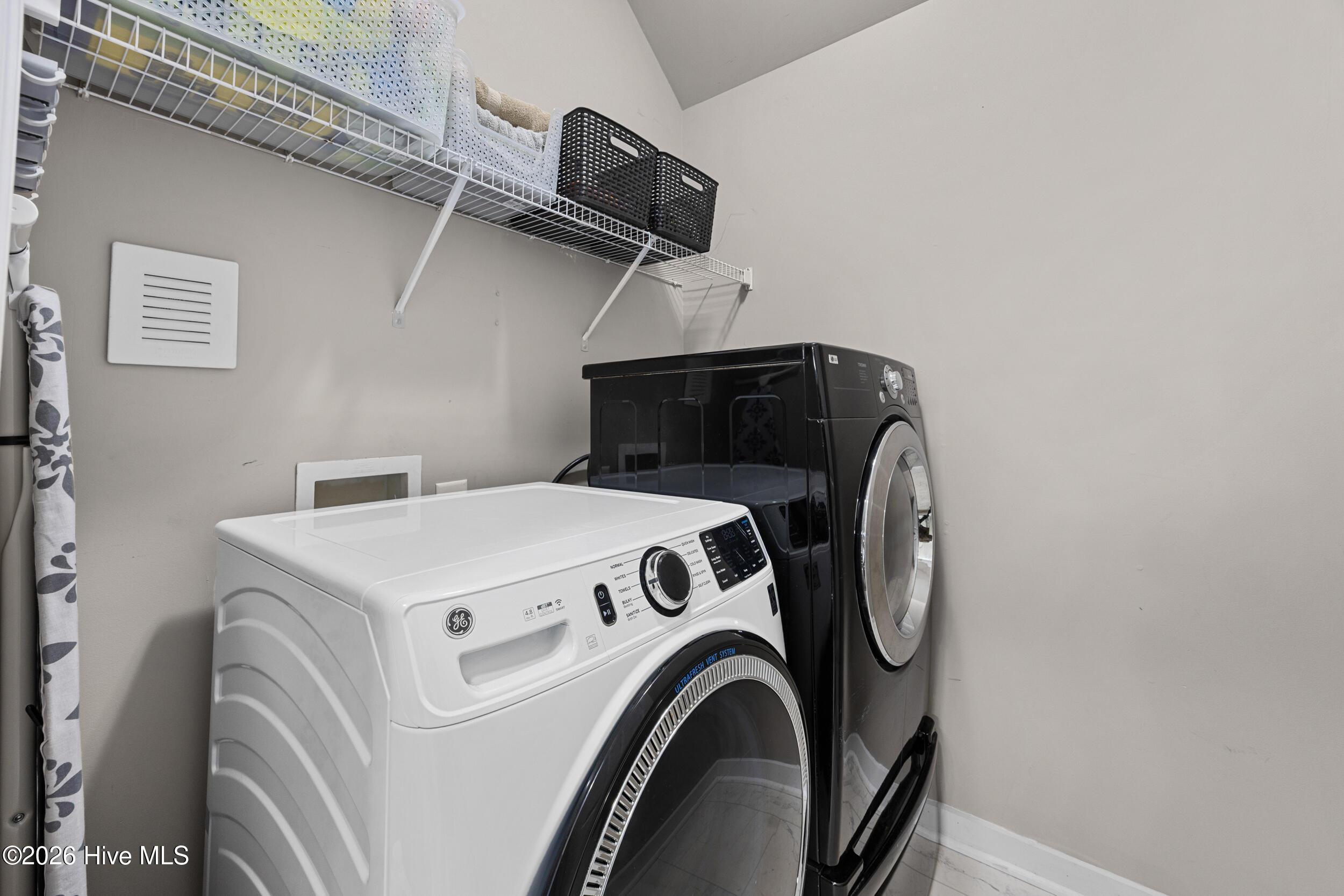 100567272 | Photo 18