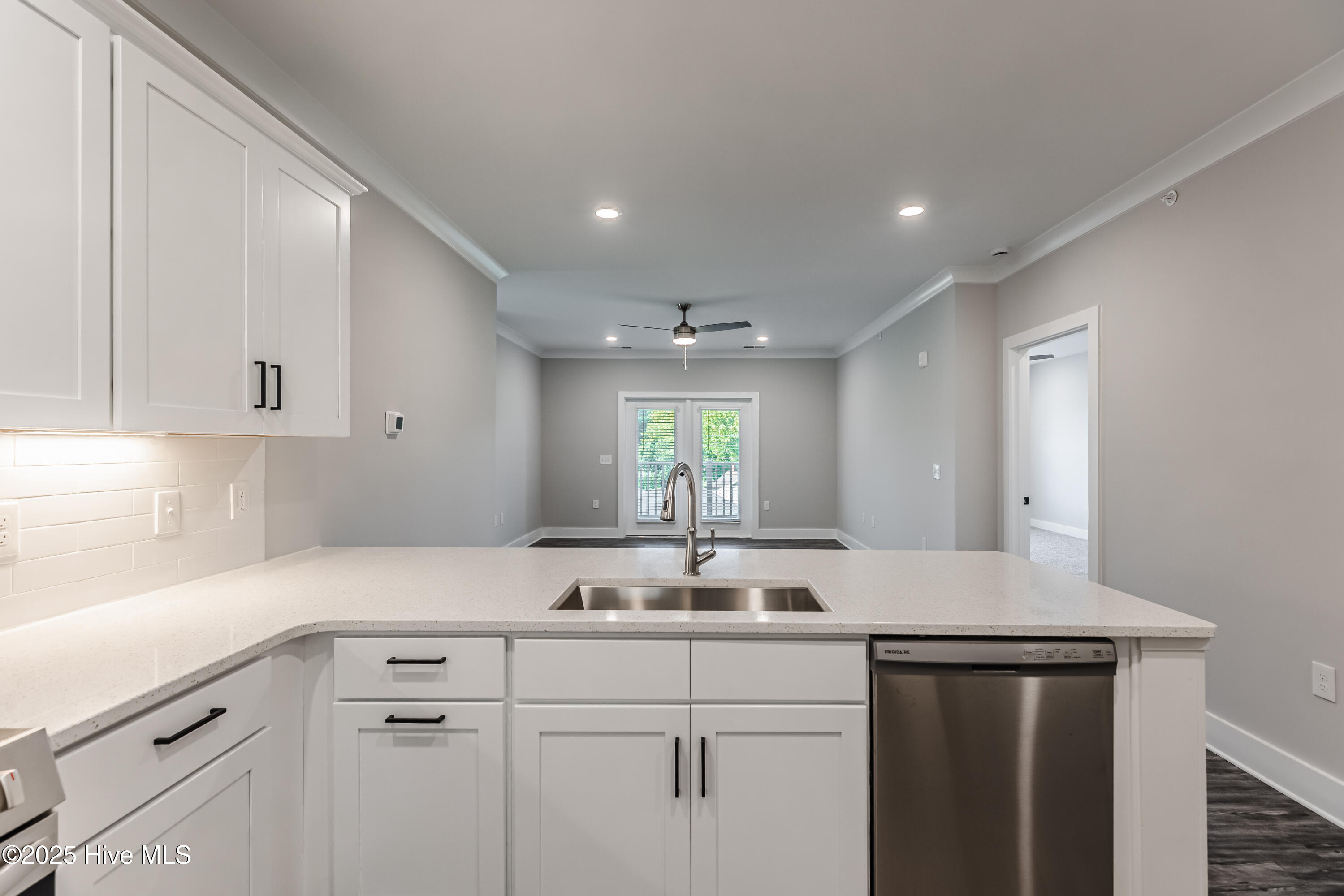 100529358 | Photo 10