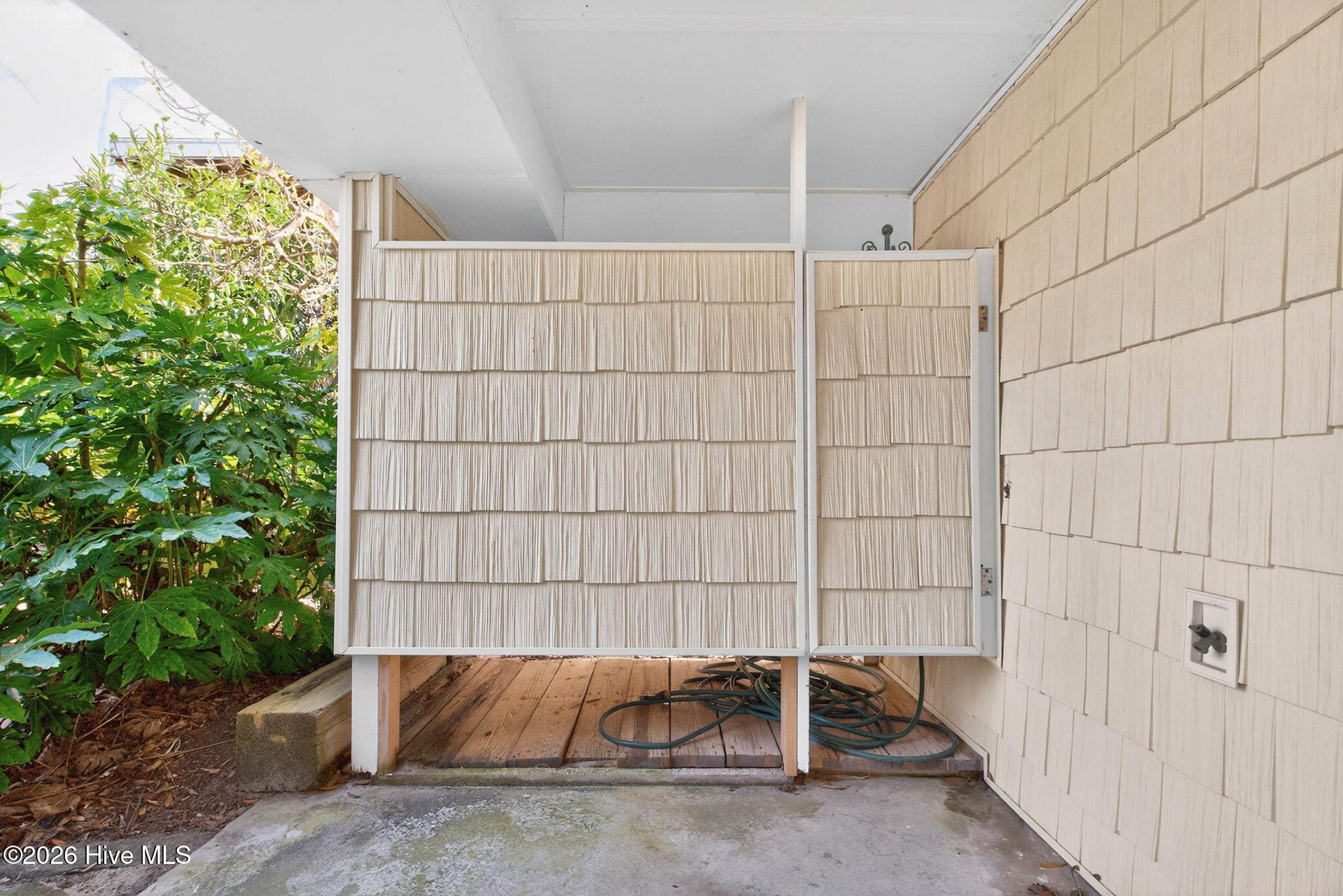 100564283 | Photo 63