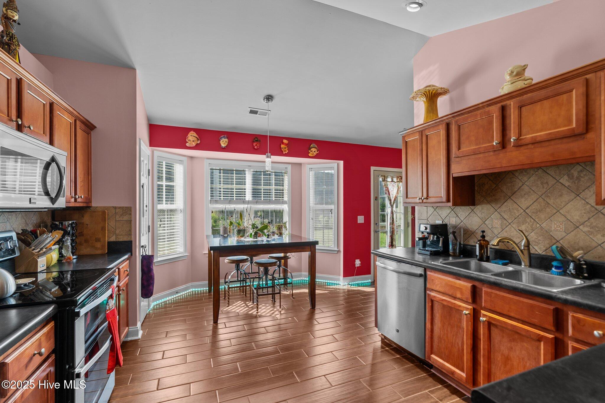 100504598 | Photo 12