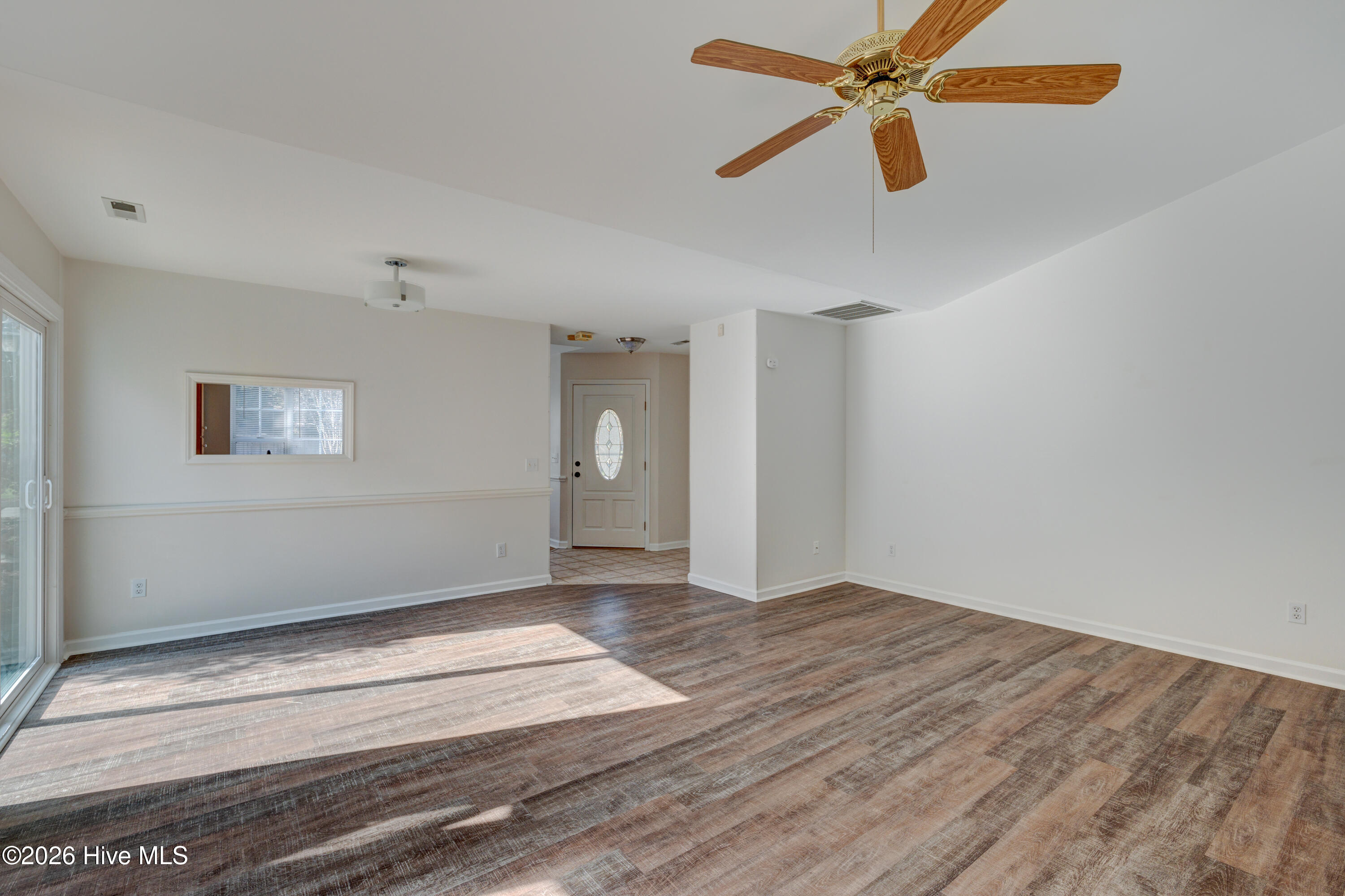 100562738 | Photo 25