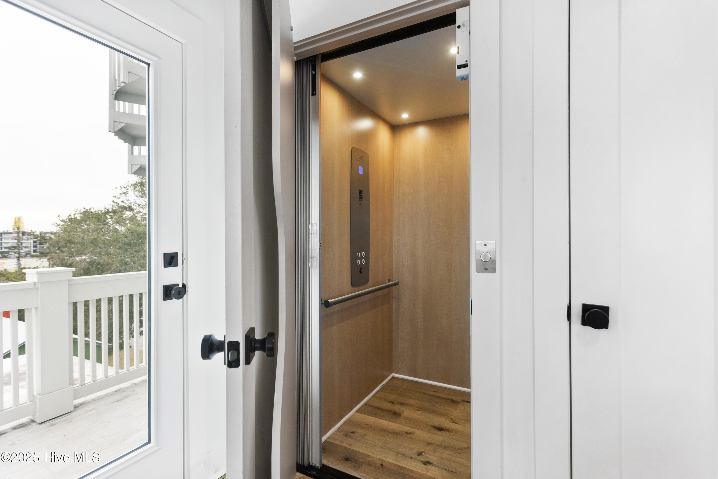 100521314 | Photo 10