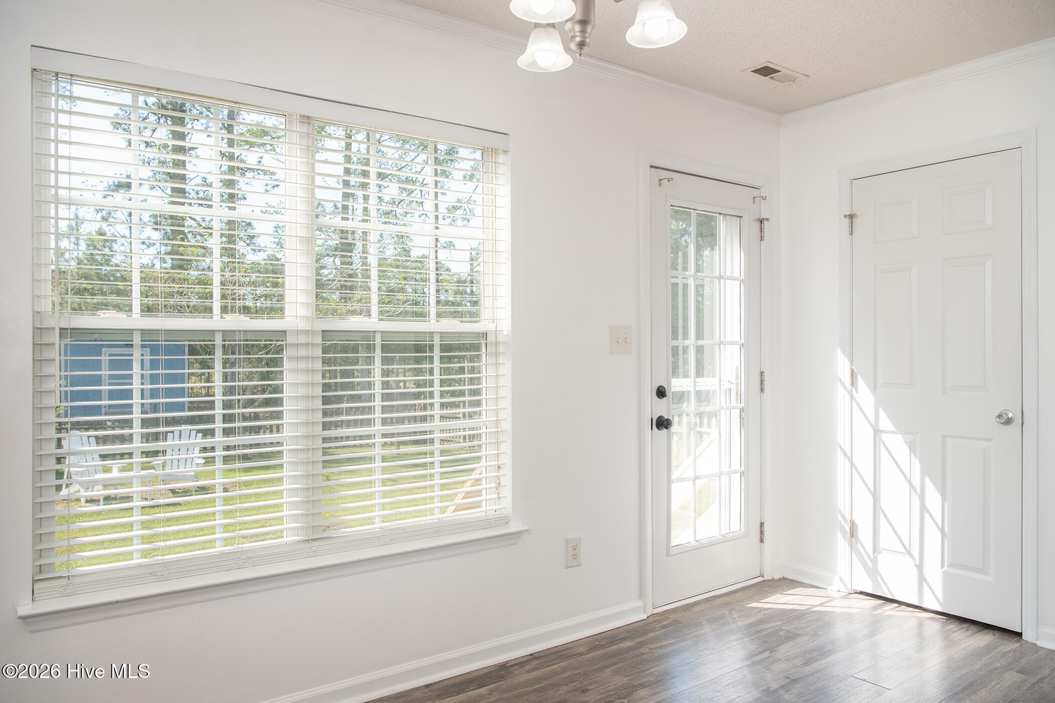 100567434 | Photo 23