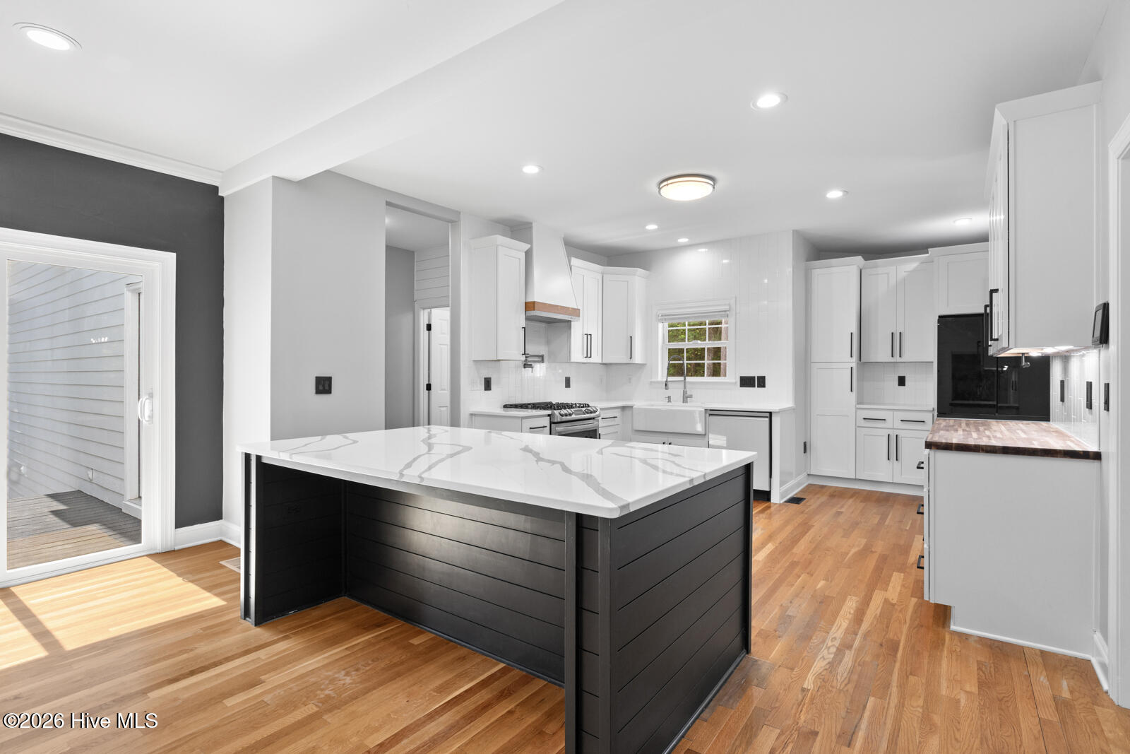 100569189 | Photo 15