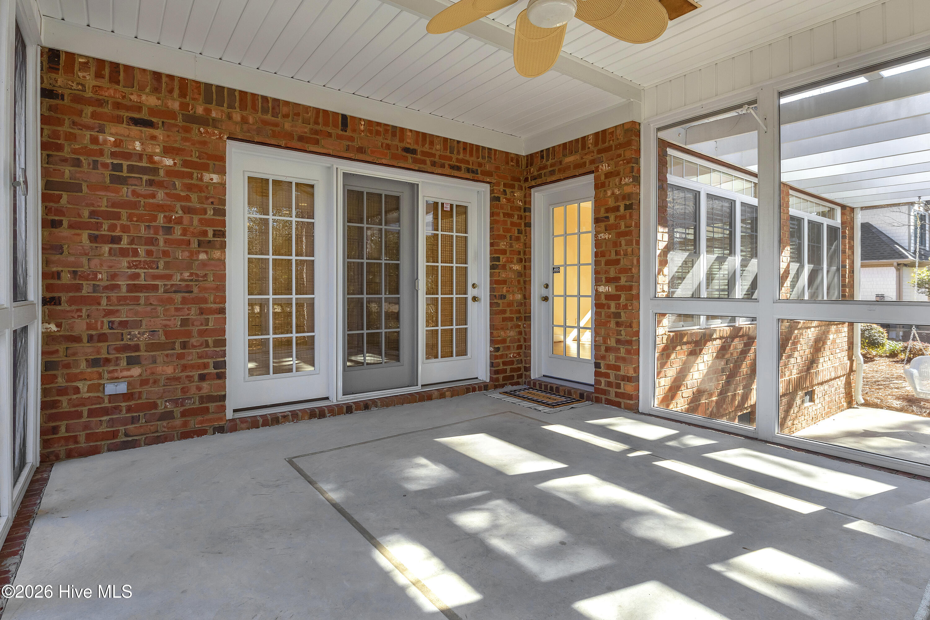 100549882 | Photo 36