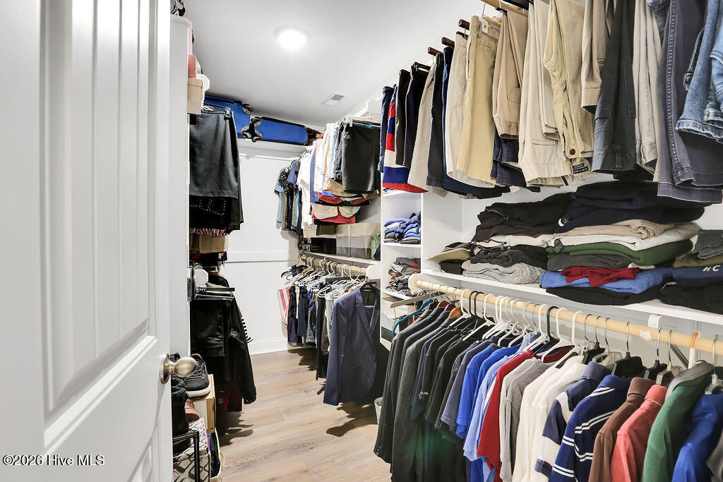 100548902 | Photo 25