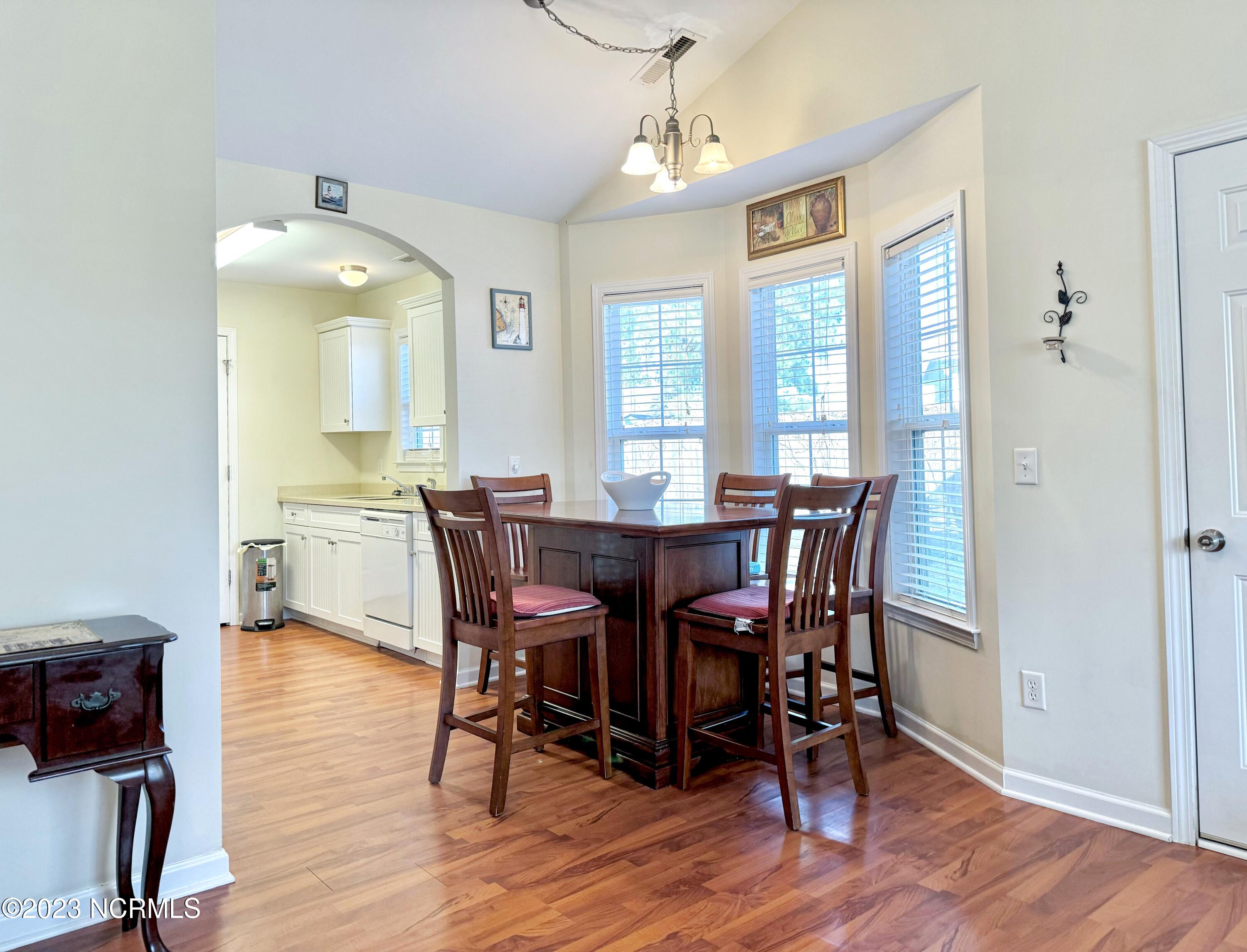 100546069 | Photo 15