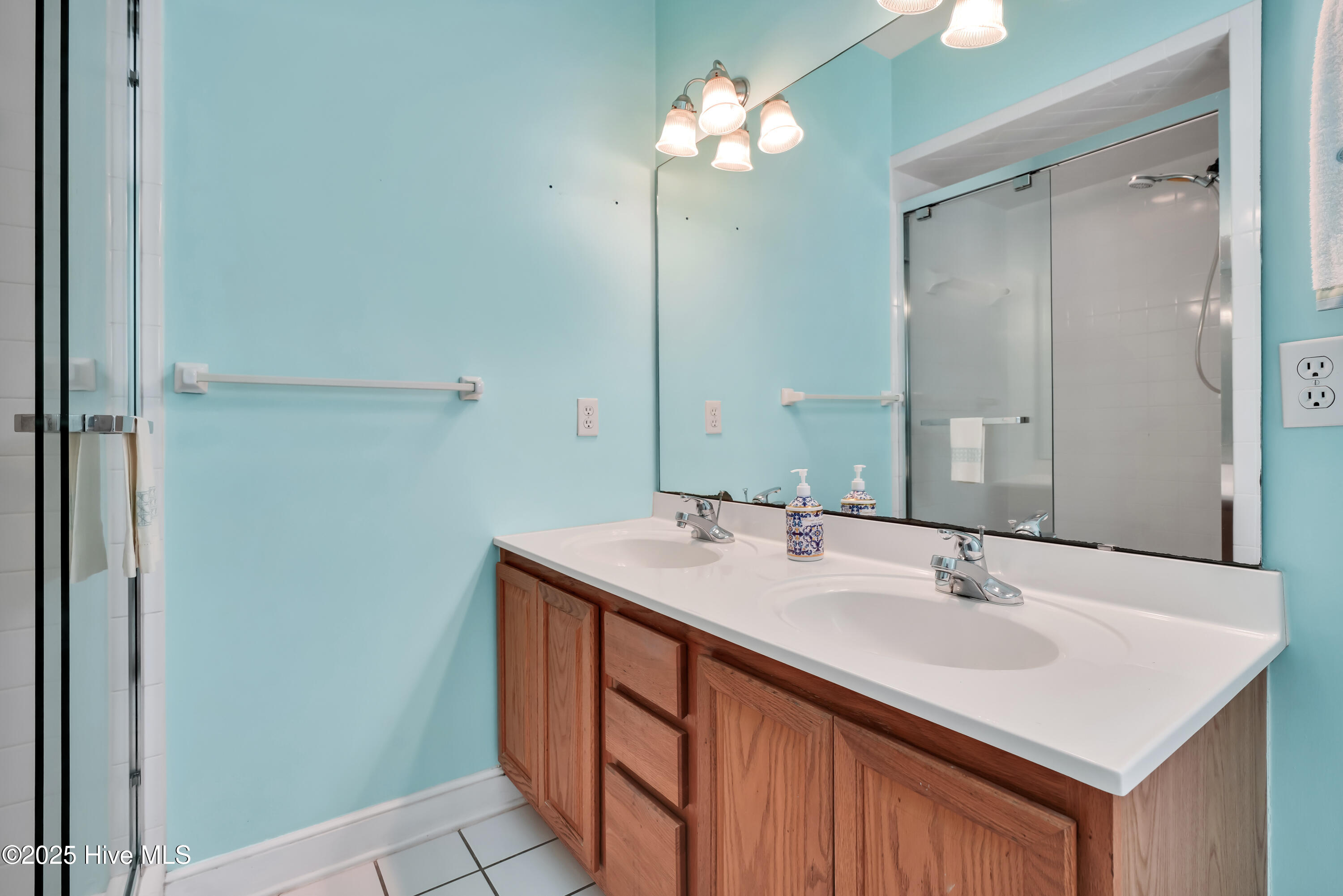 100535392 | Photo 15