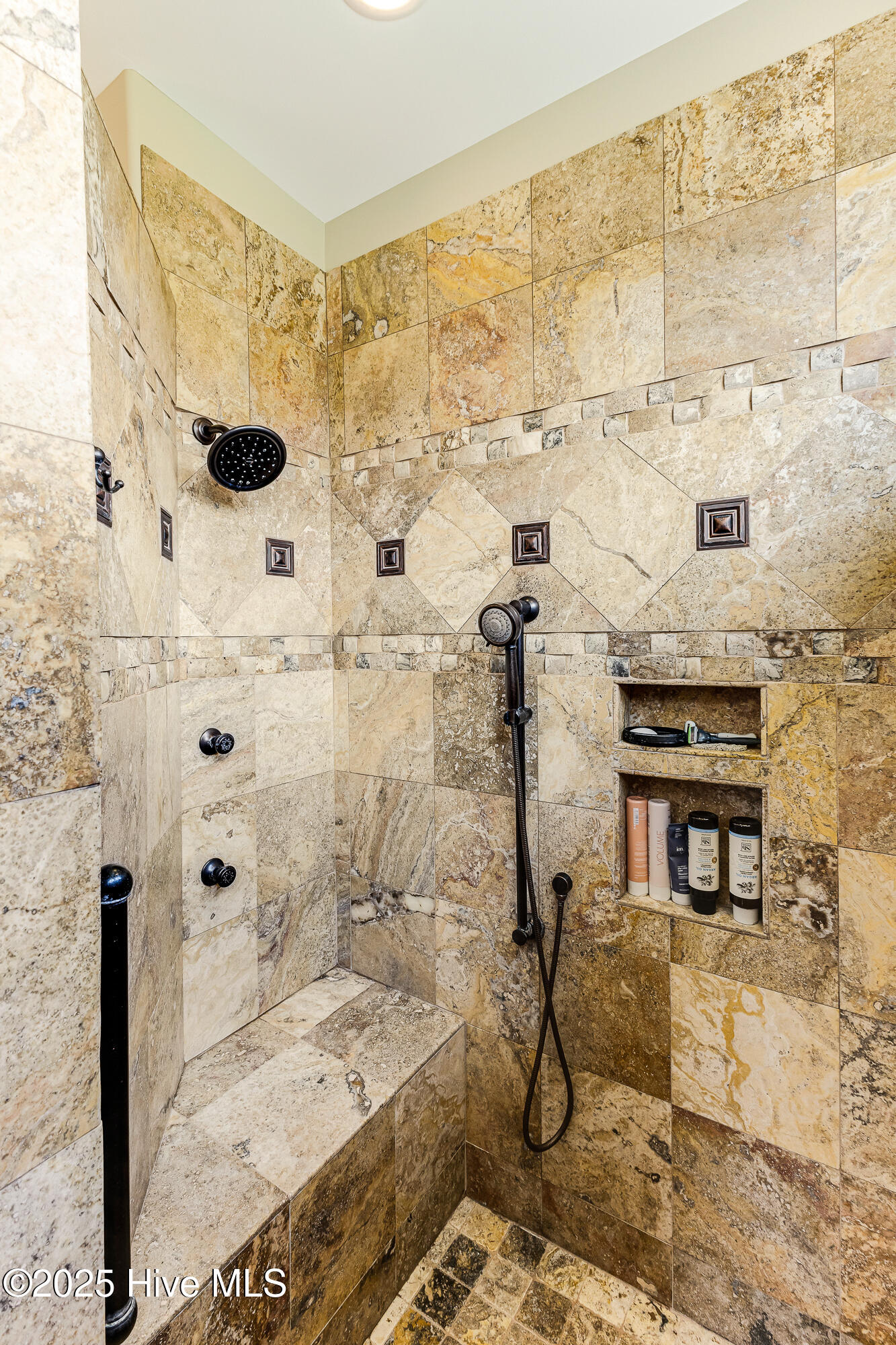 100519190 | Photo 24