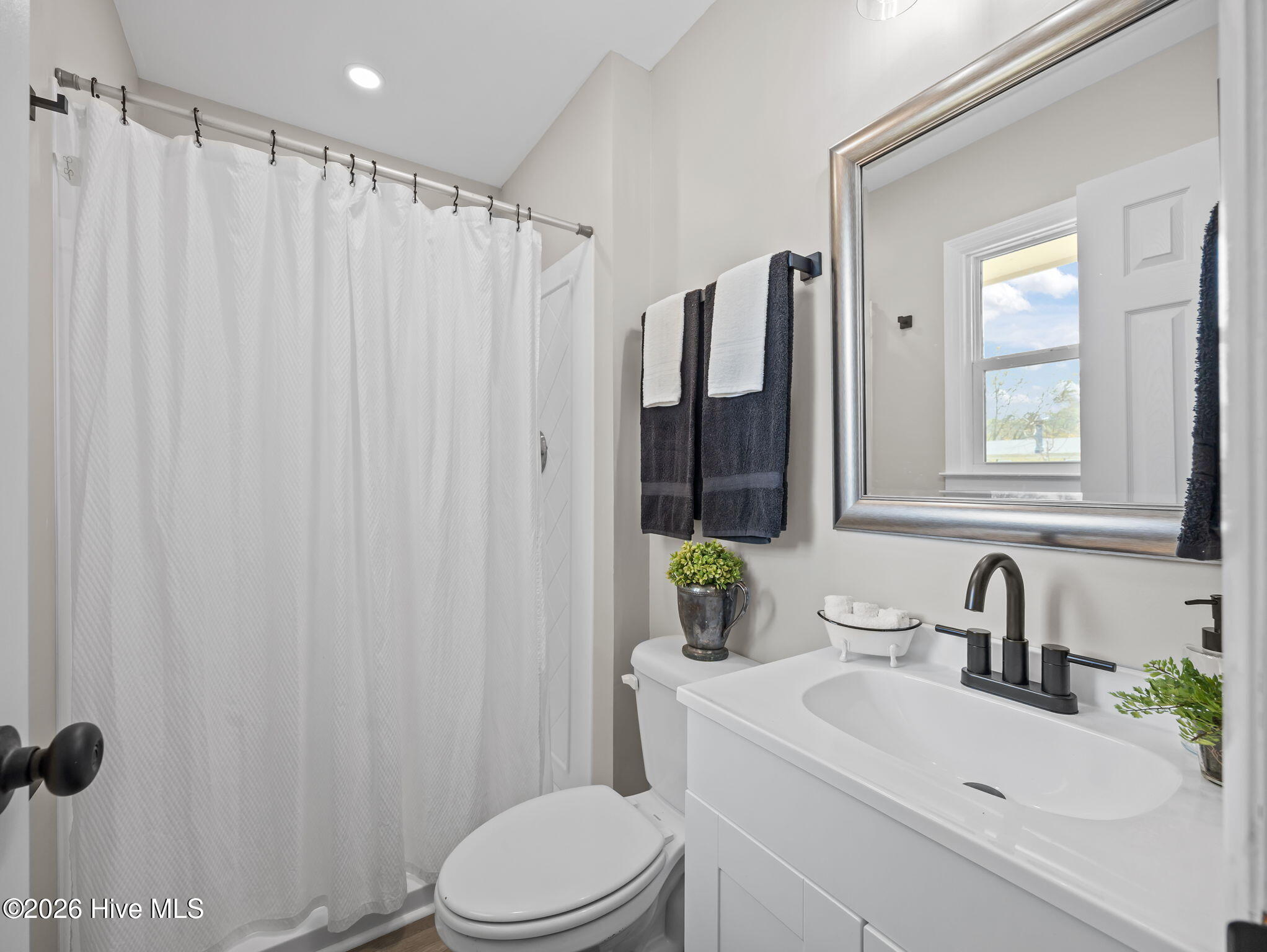 100562789 | Photo 32