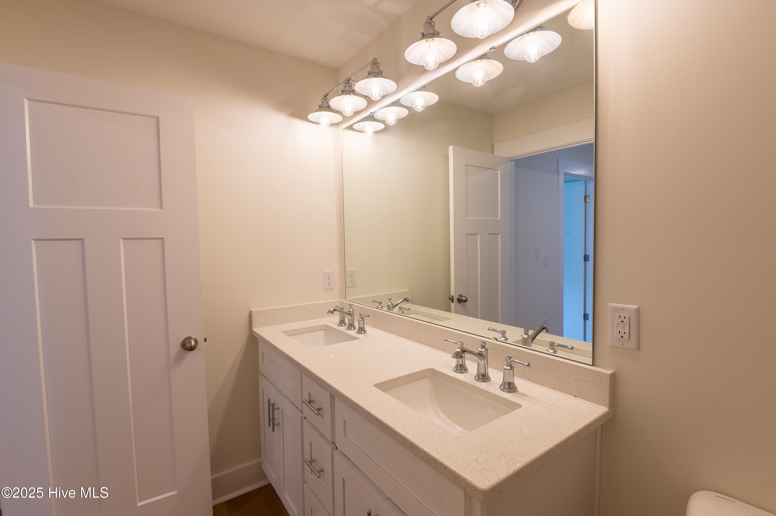 100518450 | Photo 29