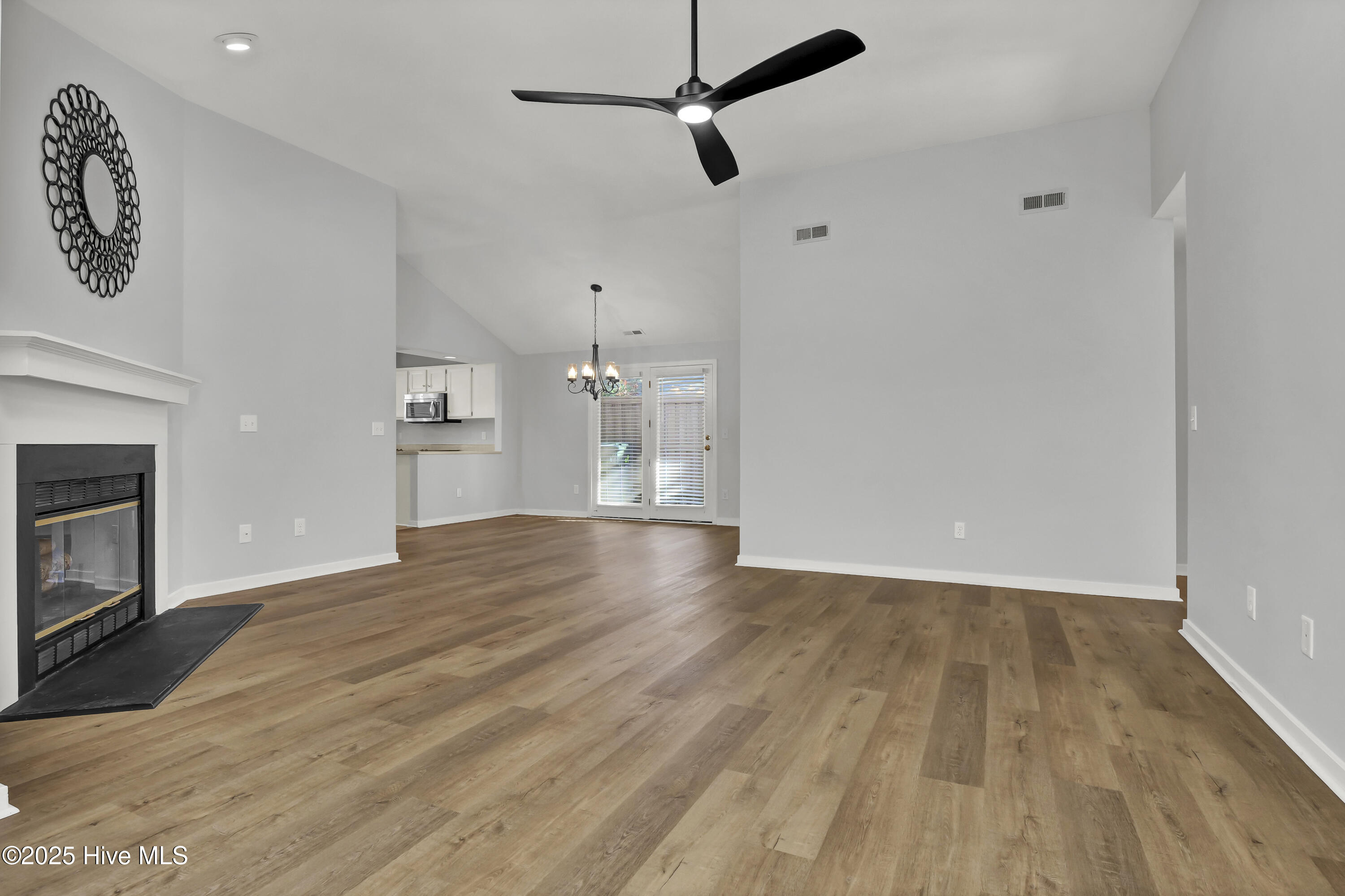 100545648 | Photo 11