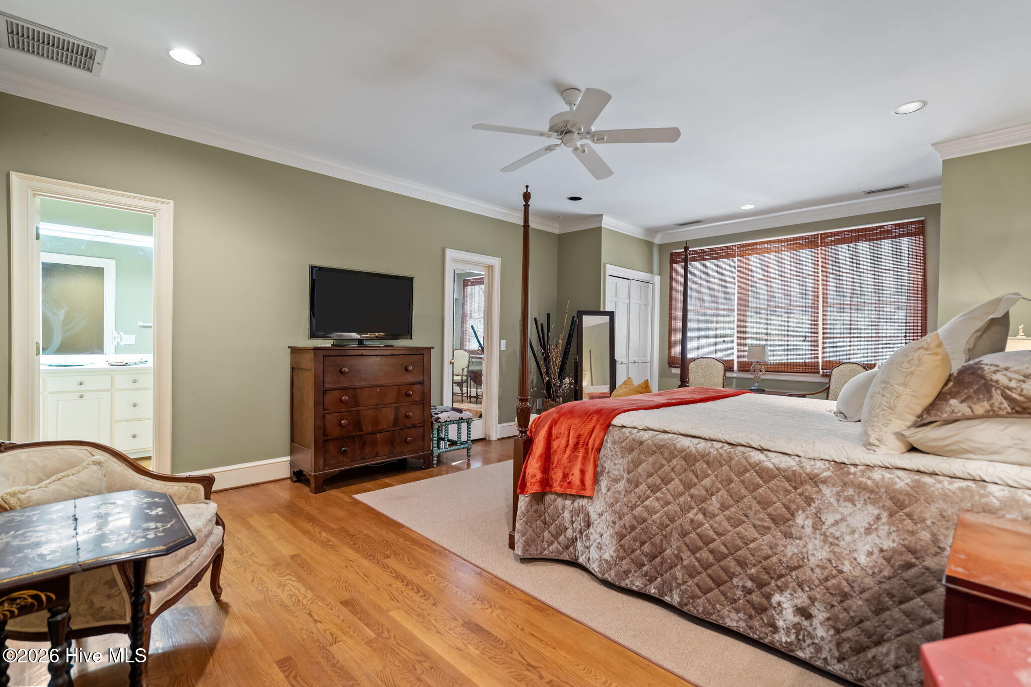 100570294 | Photo 39