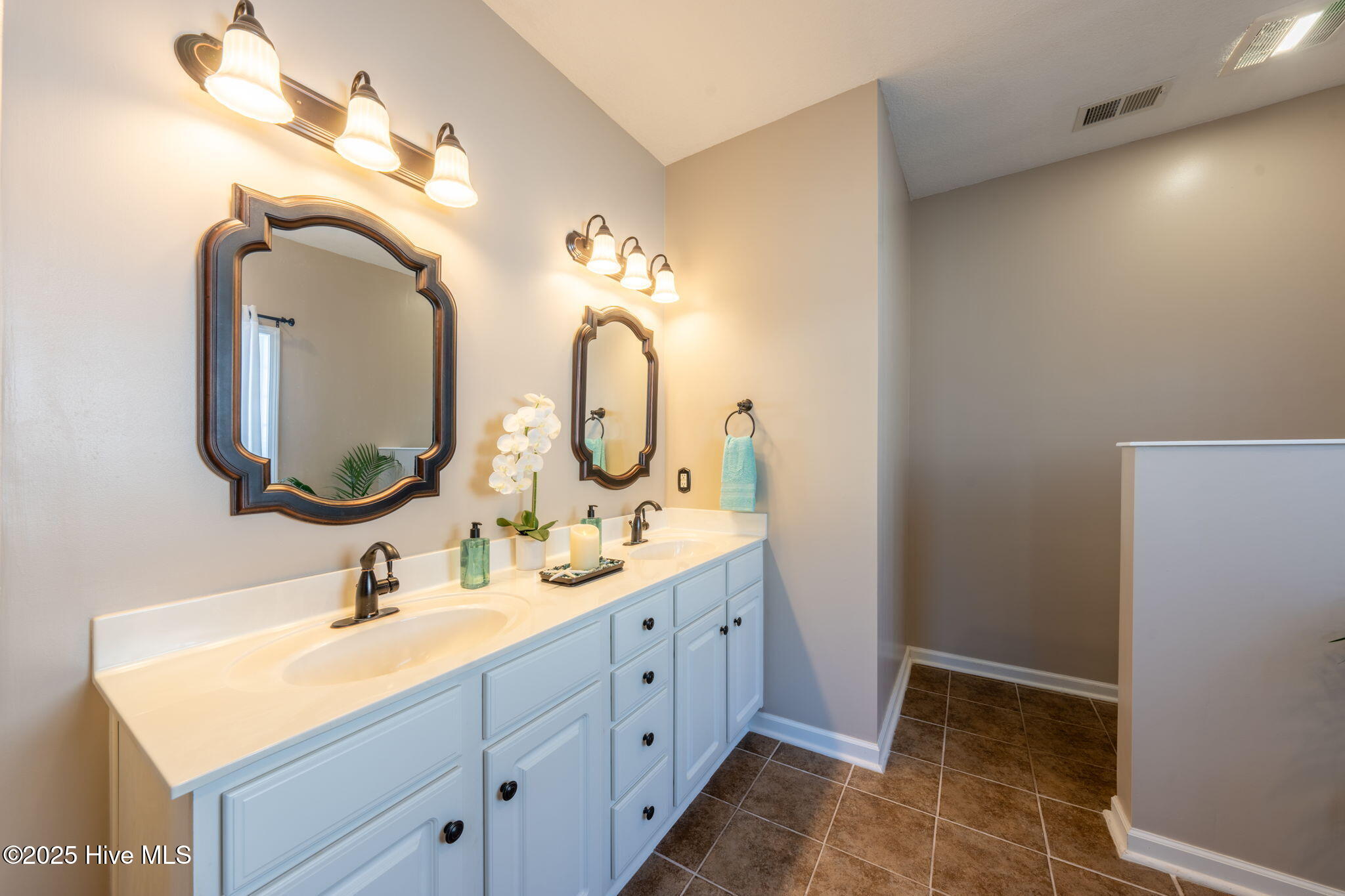 100528554 | Photo 23