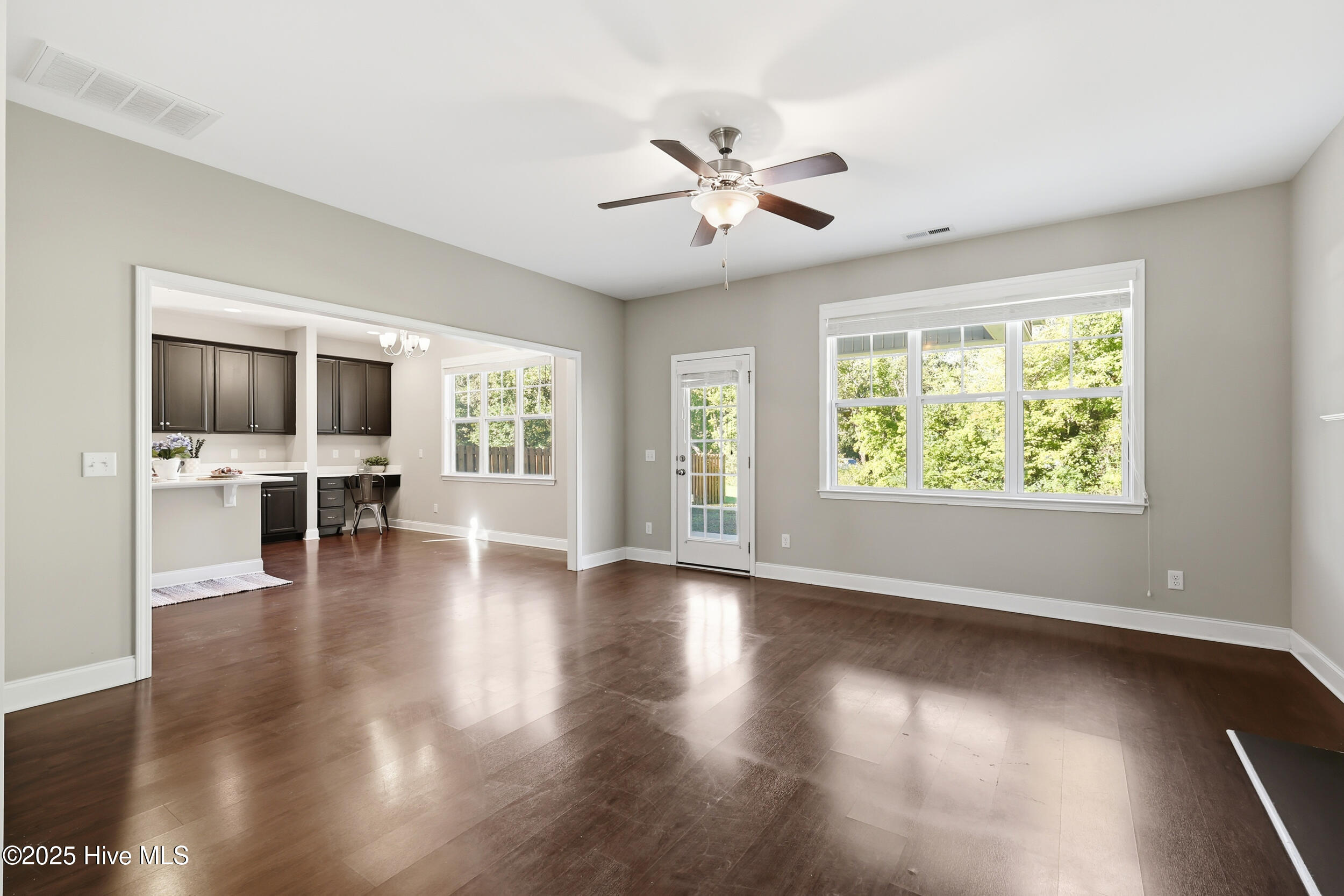 100537406 | Photo 13