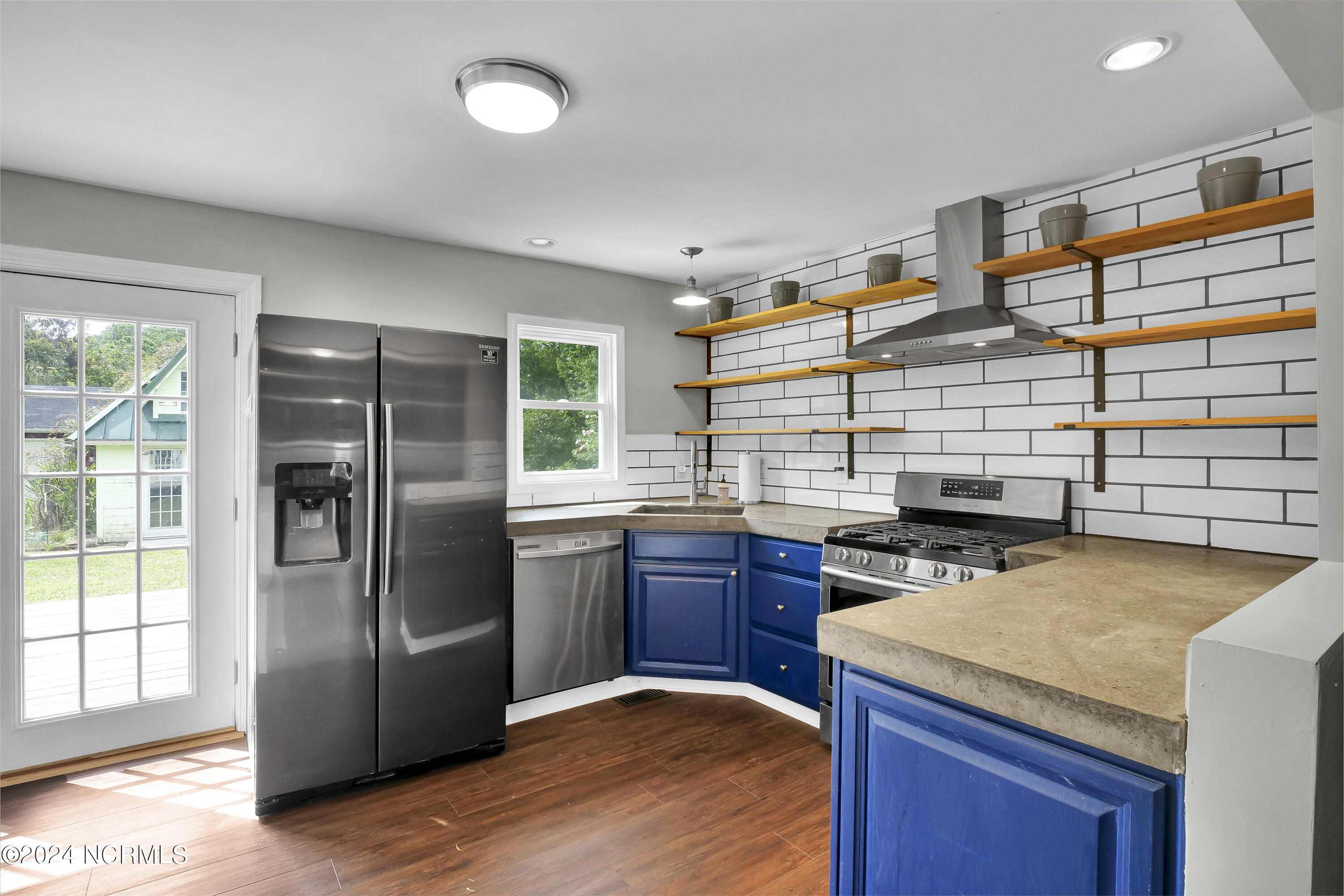 100546361 | Photo 13